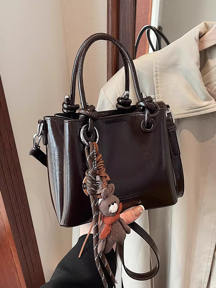 Túi nhỏ retro dành cho nữ, đa năng mùa thu đông, mẫu túi đeo chéo thời trang mới 2025, túi đeo vai nữ được ưa chuộng, túi bucket