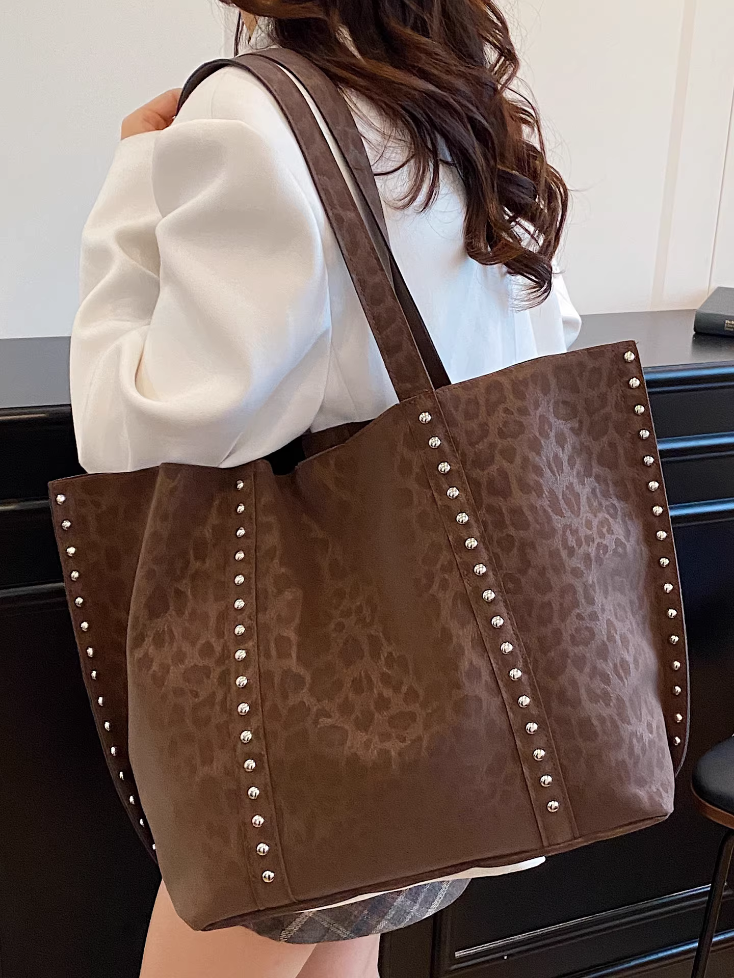 Túi đeo chéo họa tiết da báo retro dành cho nữ, dung tích lớn, mẫu mới thu đông 2025, túi đeo vai đính đinh tán phong cách thường ngày, túi tote đi học