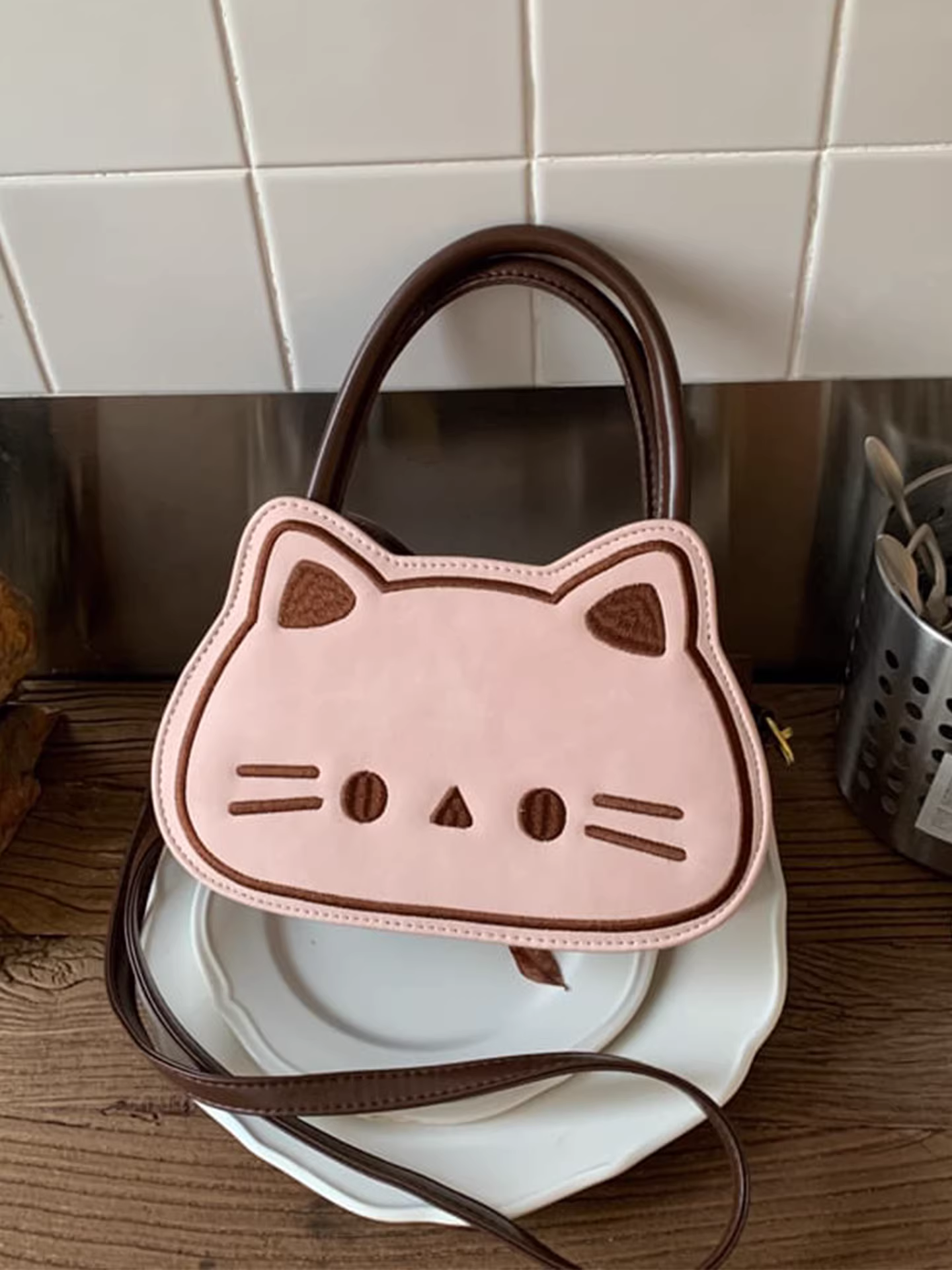 Túi nhỏ phong cách retro mờ mờ dành cho nữ, kiểu mới thu đông 2025, túi đeo chéo hoạt hình dễ thương, túi xách thời trang phổ biến.