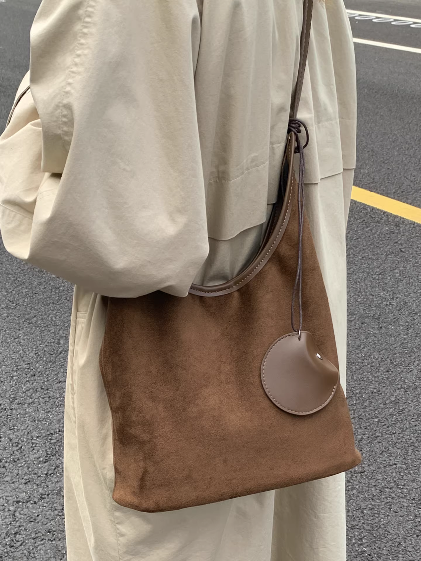 Túi da lộn dành cho nữ, sức chứa lớn, túi đeo chéo một bên vai cổ điển mùa thu đông 2025 mới, túi mẹ và con gái, túi xô đi làm.