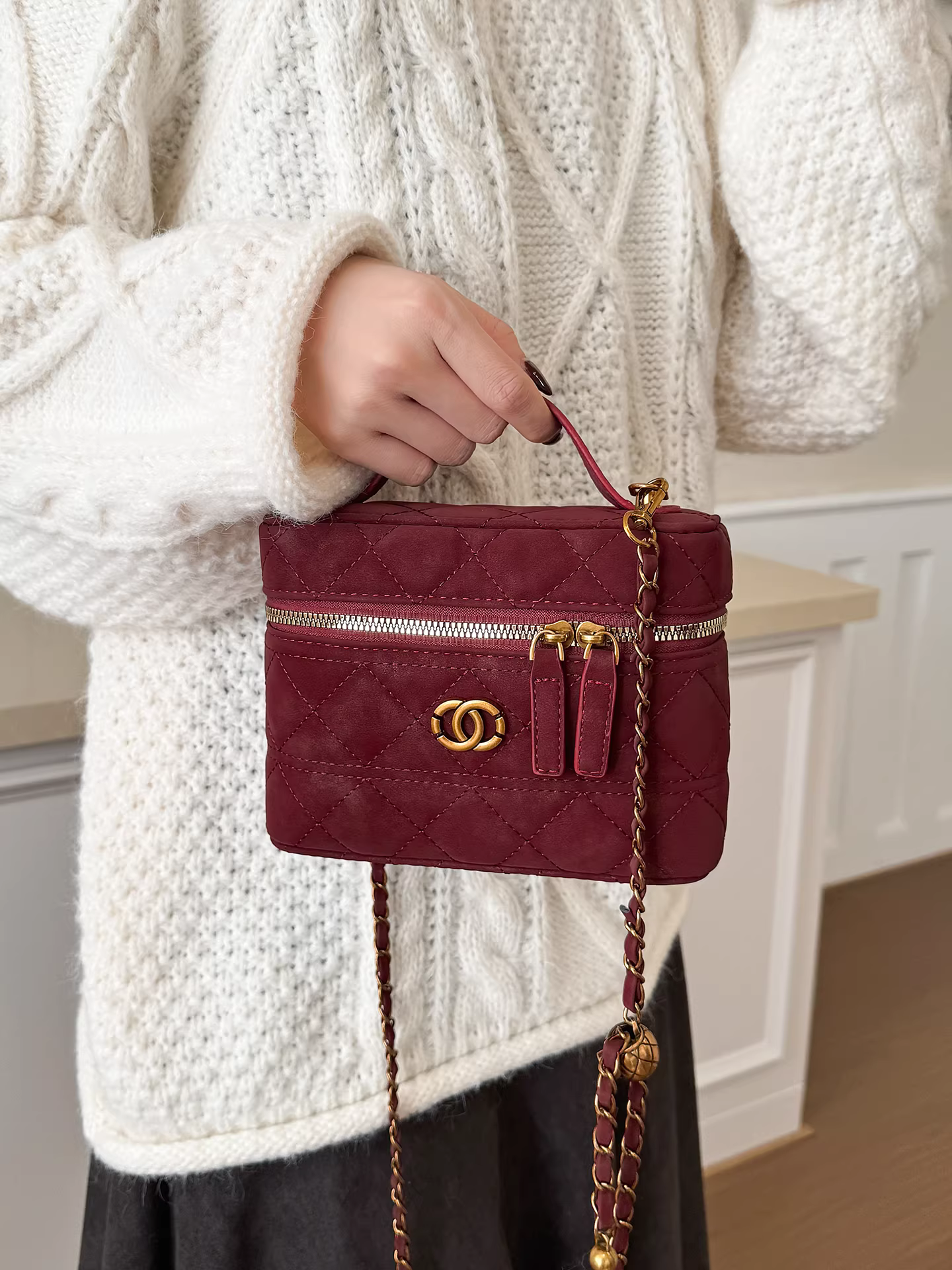 Túi xách retro cao cấp dành cho nữ, kiểu mới thu đông 2025, túi đeo chéo dây xích may chần, túi bucket đang thịnh hành.