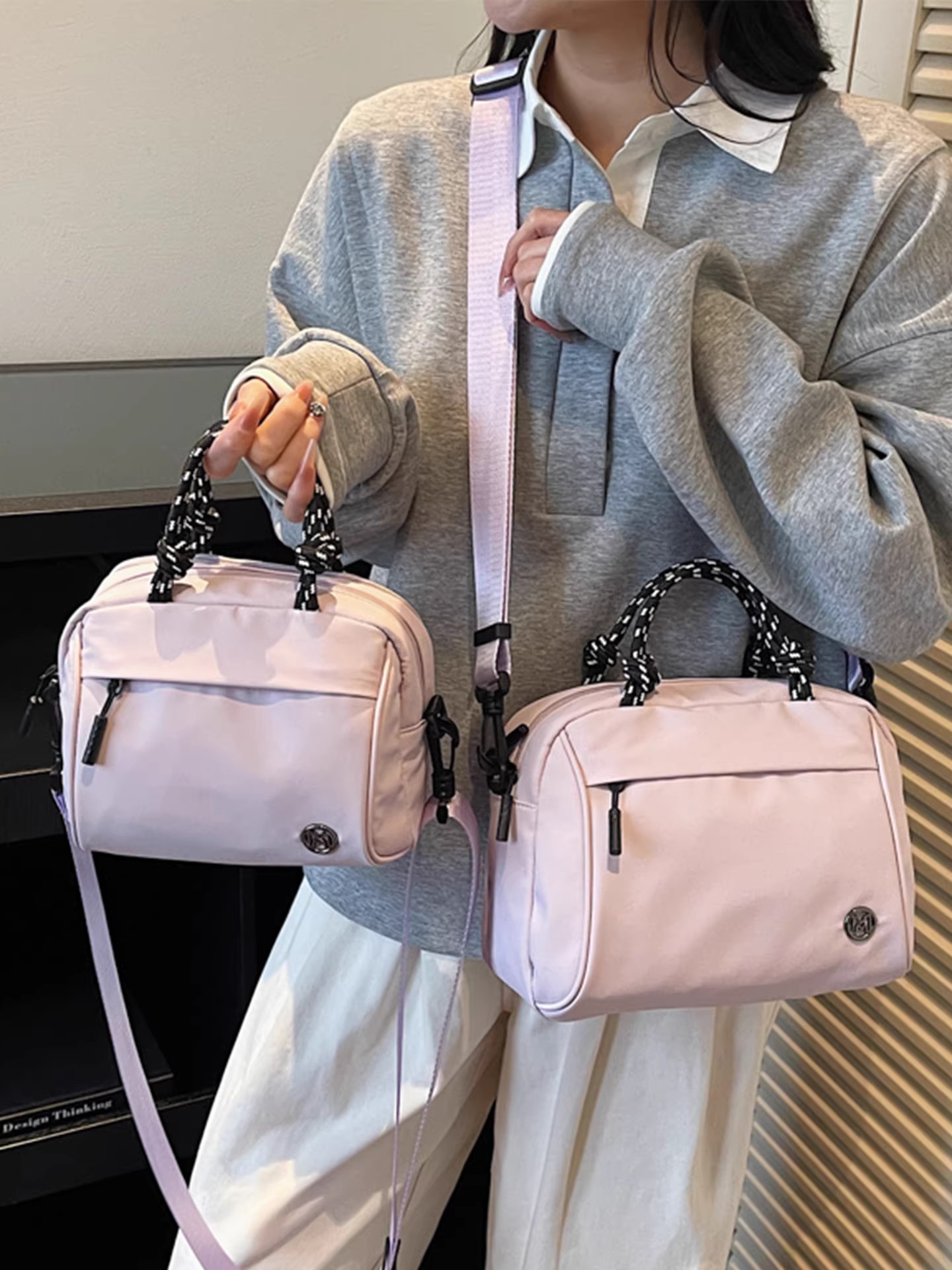 Túi vải nữ, kiểu mới thu đông 2025, thiết kế cá tính, đeo chéo một bên vai, túi vuông nhỏ cao cấp và thời trang.