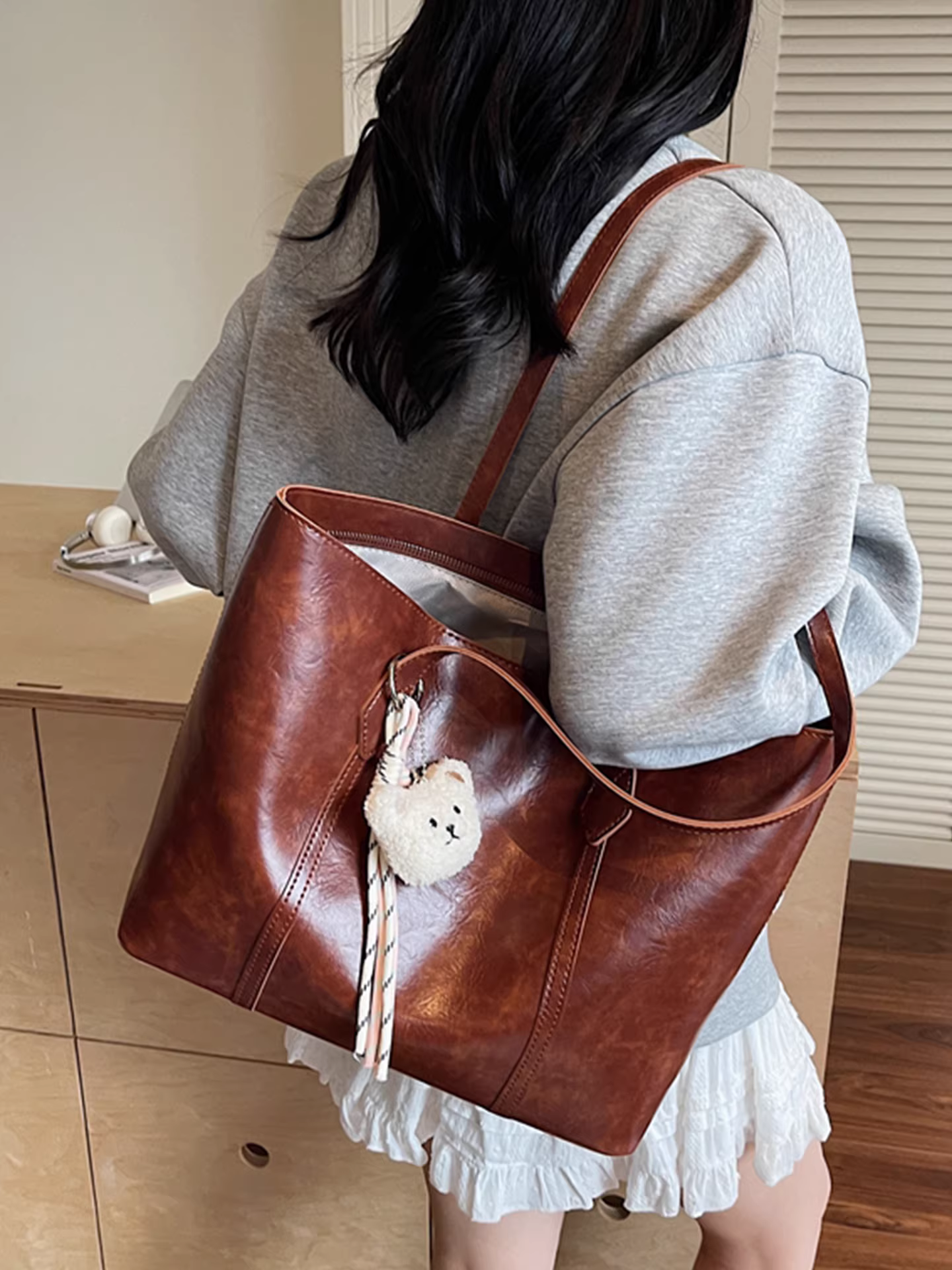 Túi xách nữ dung tích lớn, đa năng cho mùa hè, kiểu dáng mới 2025, túi đeo vai có họa tiết, phong cách giản dị, hợp thời trang năm nay, túi tote đi làm.