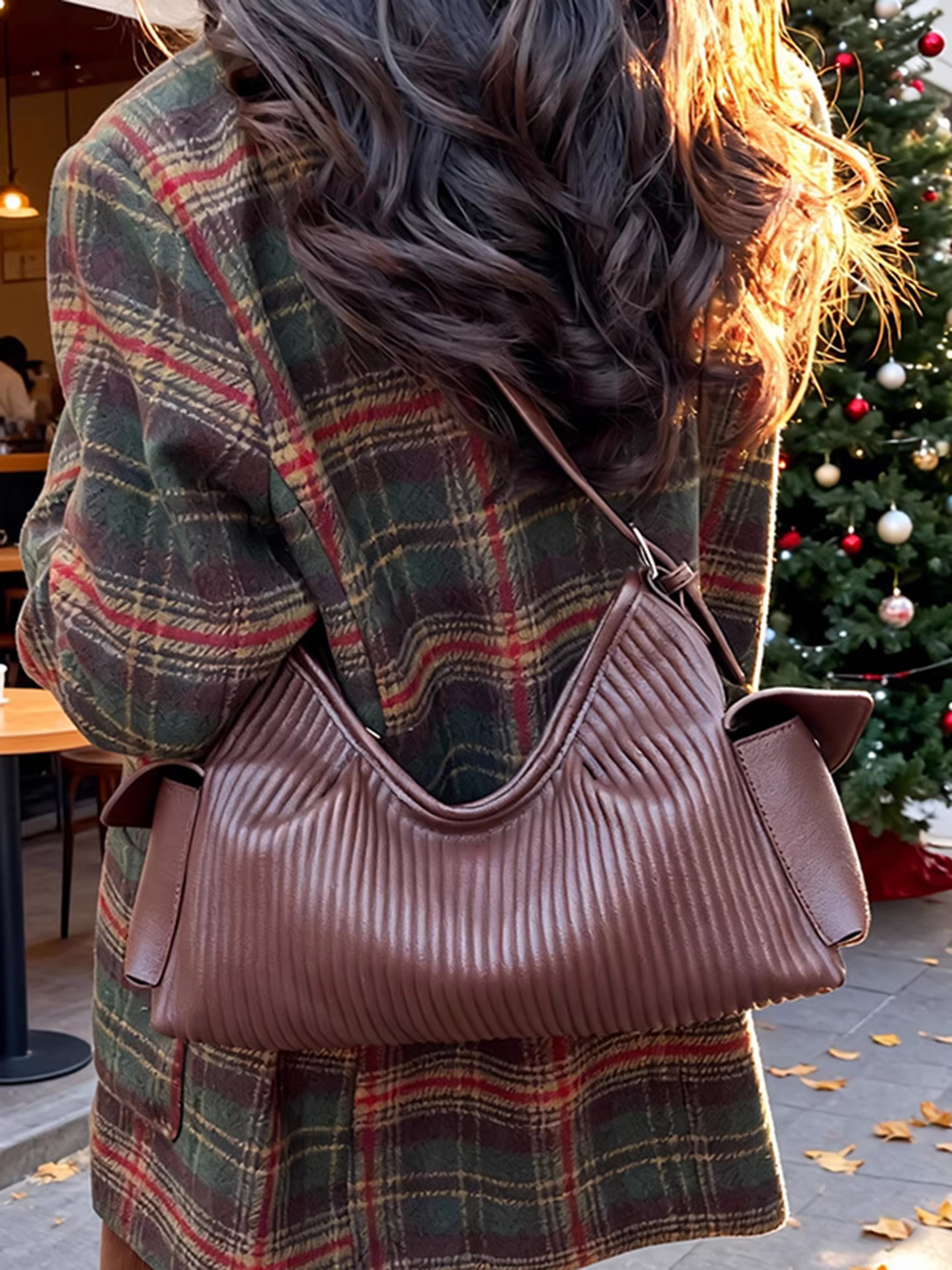 Túi xách nữ cỡ lớn, mẫu mới thu đông 2025, kiểu vintage xếp ly đeo chéo, thiết kế độc đáo, túi bánh bao đi làm.