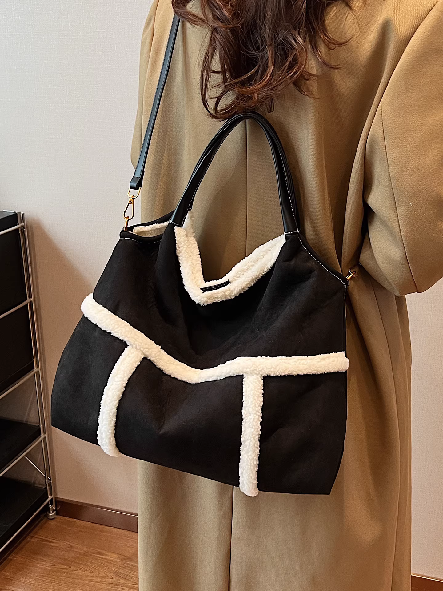 Túi da lộn nữ, dung tích lớn, mẫu mới thu đông 2025, túi đeo chéo lông mềm, túi tote đeo vai đơn giản phong cách retro