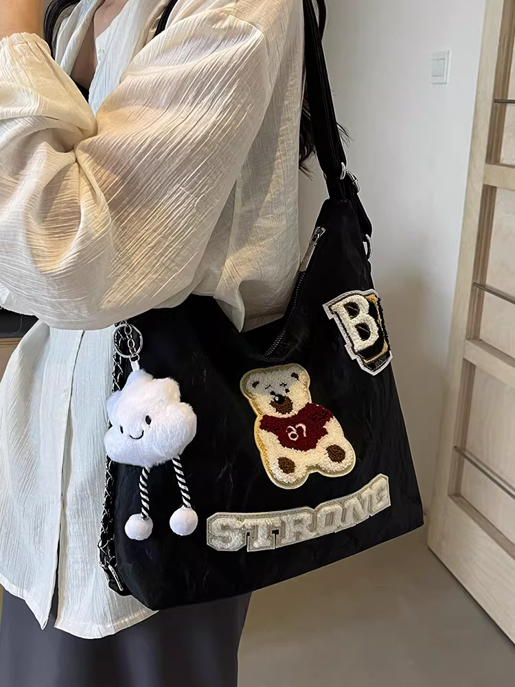 Ba lô nữ thiết kế độc đáo, túi đeo chéo hình gấu, mẫu túi mới 2025, túi đeo dây xích dành cho học sinh.