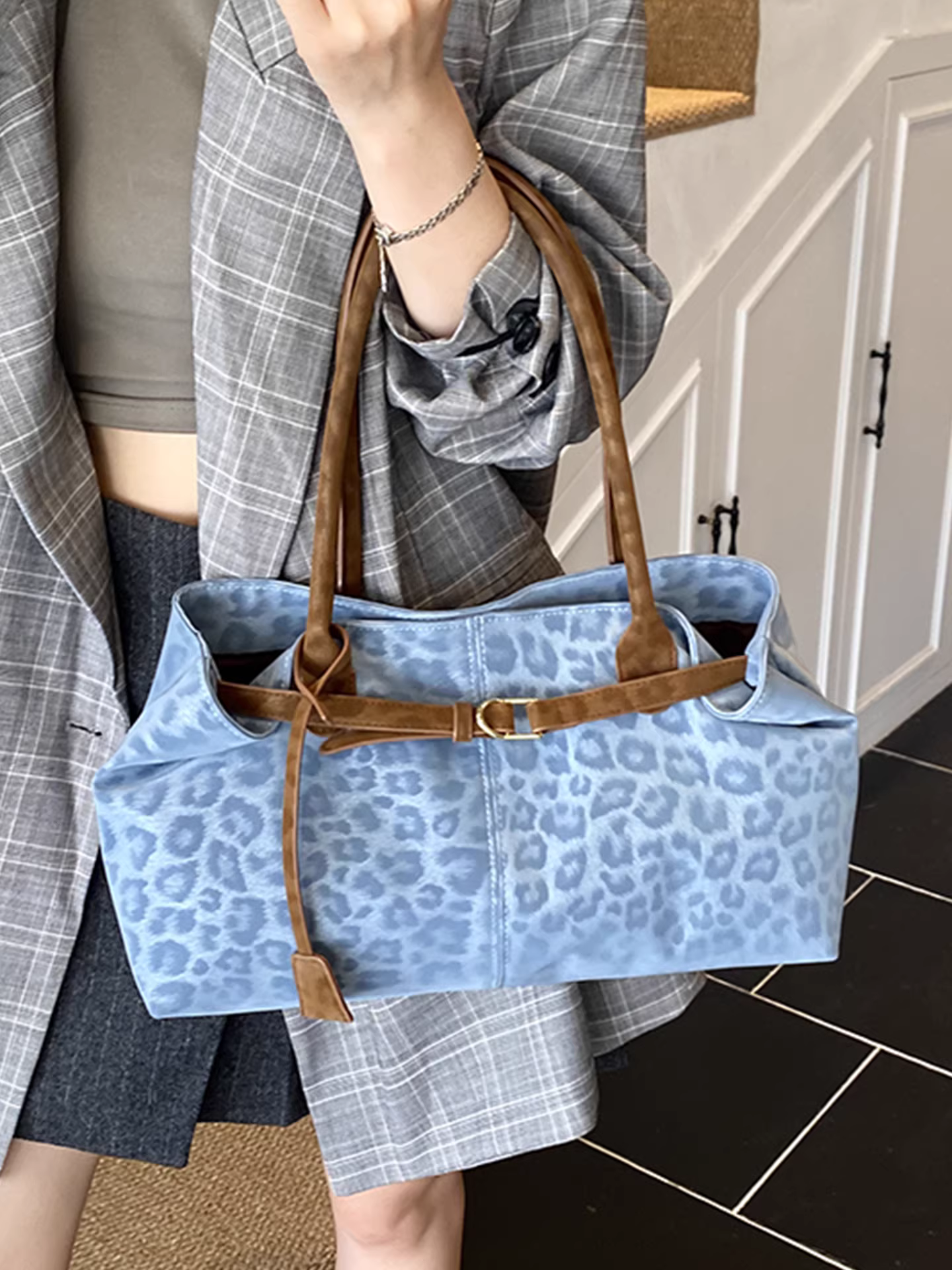 Túi xách họa tiết da báo dành cho nữ, dung tích lớn, thiết kế độc đáo mùa thu đông 2025, túi đeo vai/nách, túi tote đi làm.