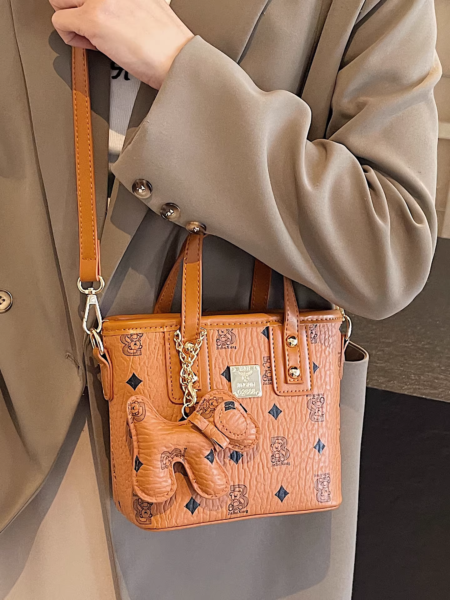 Những chiếc túi nhỏ phổ biến năm nay dành cho nữ rất đa năng cho mùa thu đông 2025, những chiếc túi đeo chéo thời trang mới, những chiếc túi xách tay kiểu xô đang được ưa chuộng.