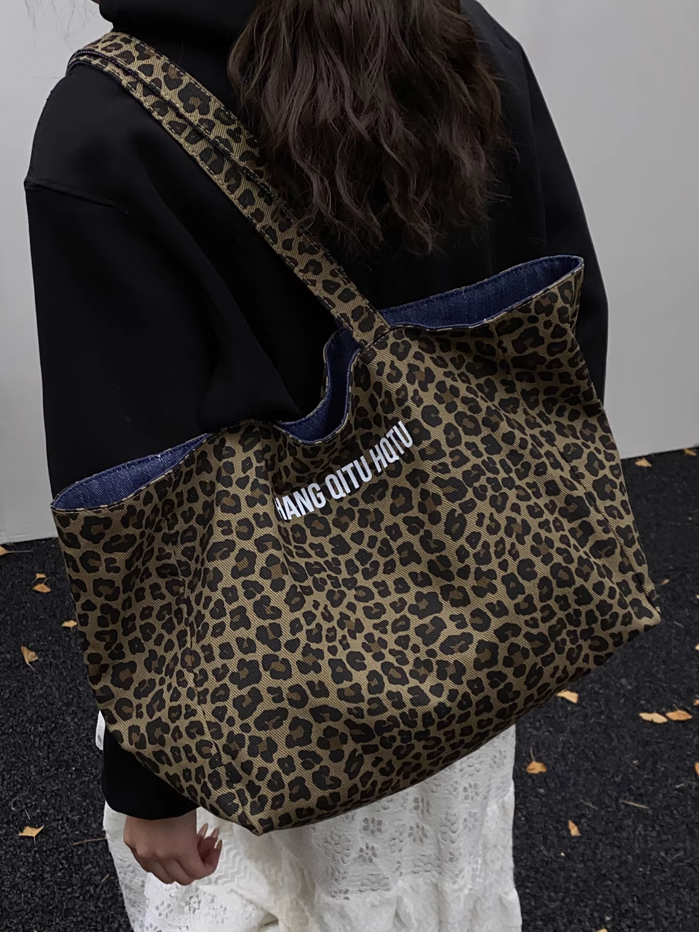 Túi vải canvas họa tiết da báo dành cho nữ, sức chứa lớn, mẫu mới thu đông 2025, túi đeo vai đa năng, túi tote dành cho sinh viên đi học.