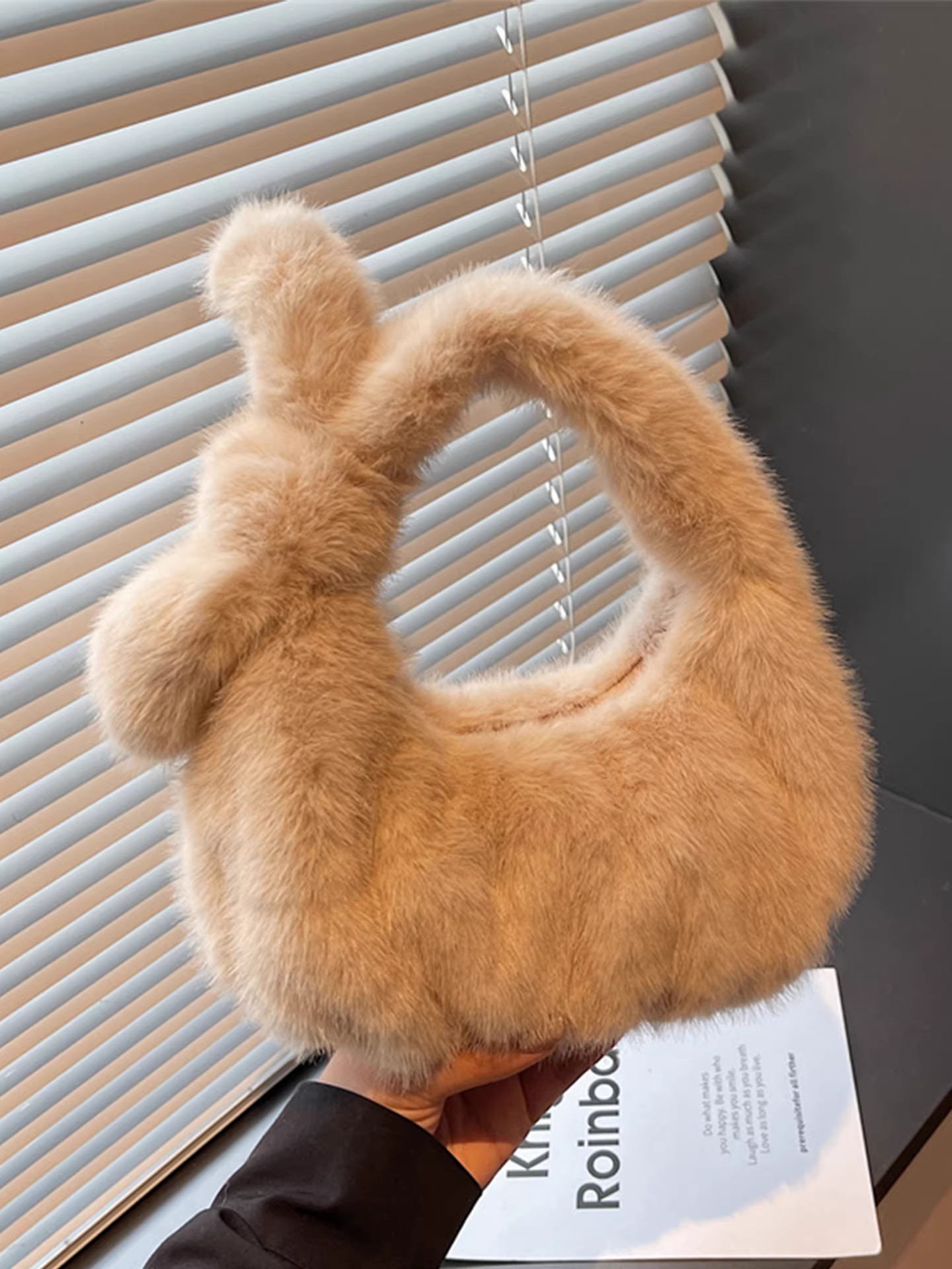 Túi xách lông thú cao cấp dành cho nữ, mẫu mới thời trang thu đông 2025, túi xách lông mềm kiểu bánh bao cao cấp.