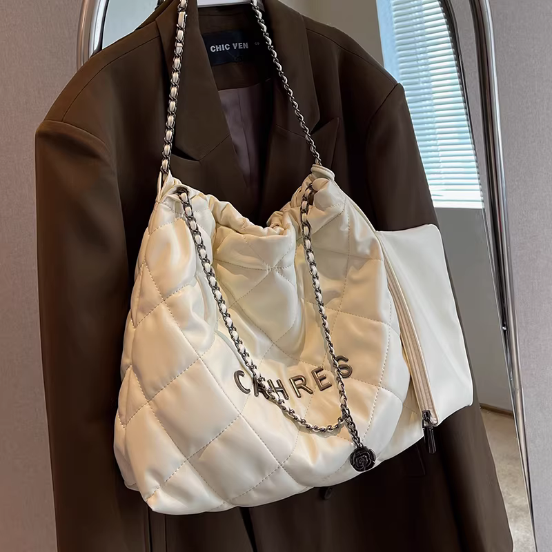 Những mẫu túi xách nữ được ưa chuộng năm nay là túi đeo vai dây xích thời trang mới năm 2025, dung tích lớn, chất liệu hợp xu hướng, túi bucket nổi tiếng trên mạng.