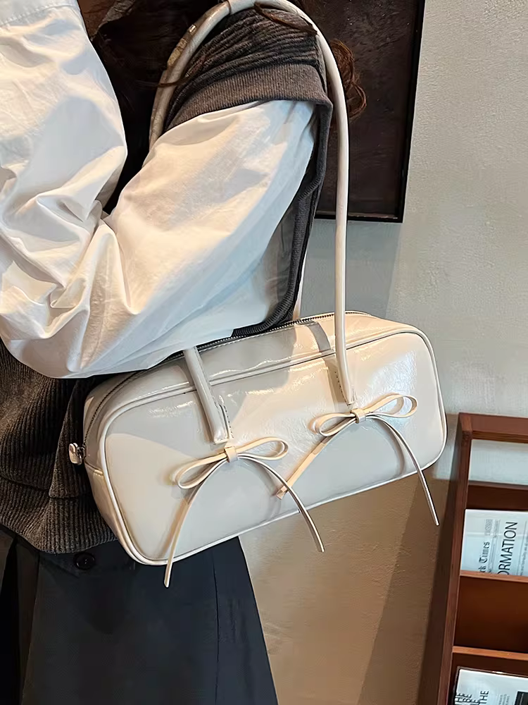 Túi xách nữ cỡ lớn, mẫu mới thu đông 2025, thiết kế cá tính, đeo vai/nách, phong cách retro, kiểu túi gối, thích hợp đi làm.