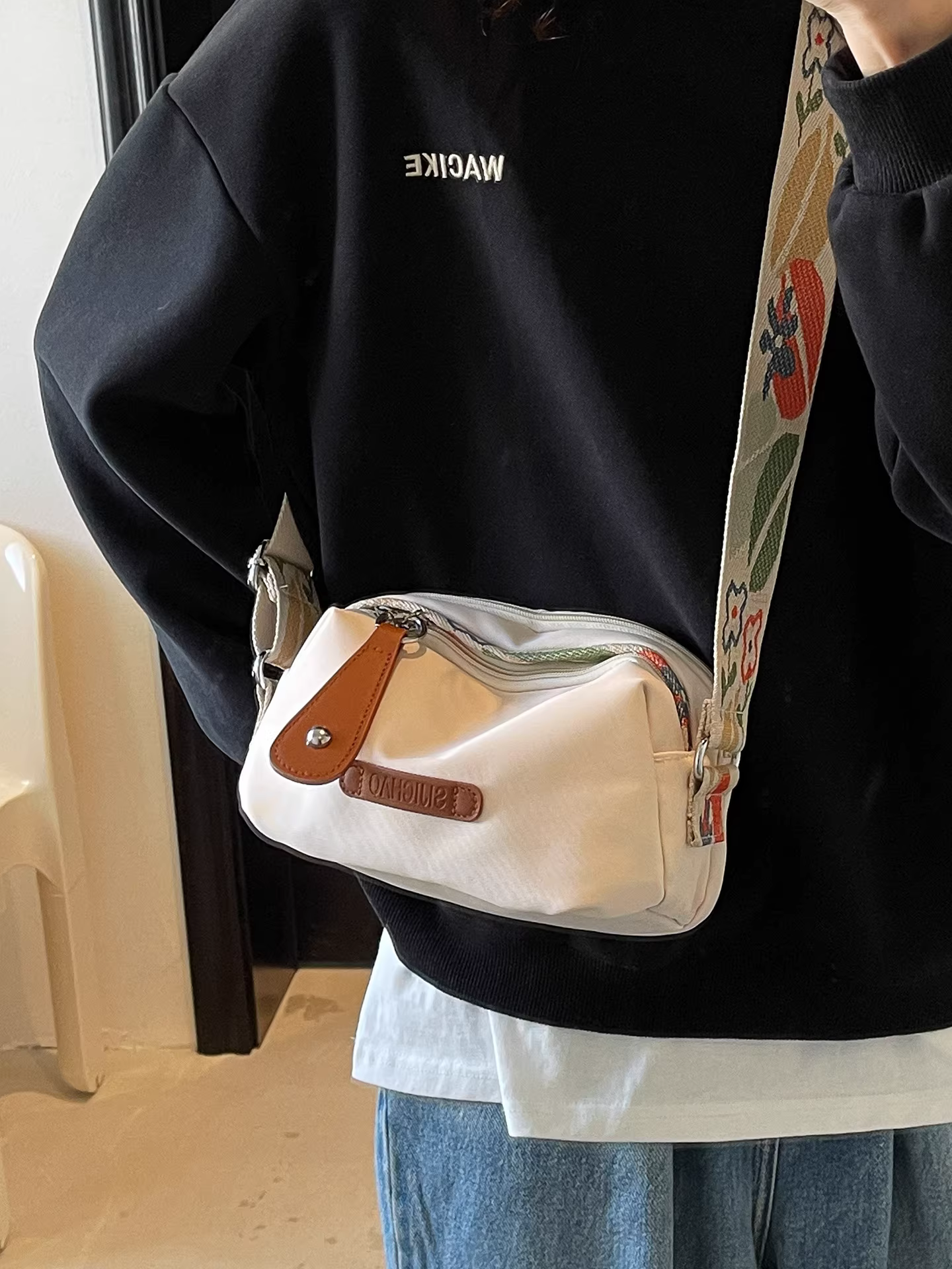 Túi vải nữ, mẫu mới thu đông 2025, thiết kế độc đáo, dây đeo rộng, đeo chéo vai, túi vuông nhỏ kiểu dáng hot thịnh hành năm nay.