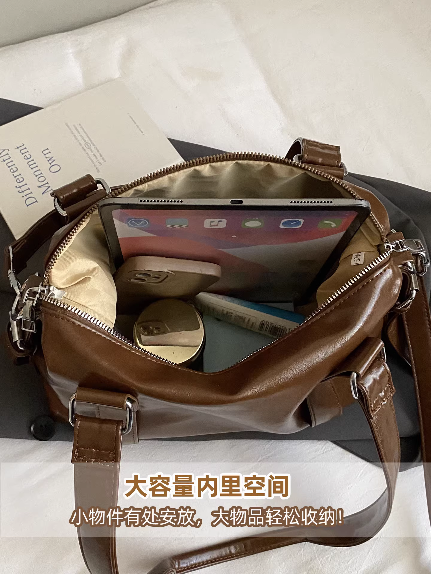 Túi đeo chéo nữ retro, dung tích lớn, mẫu mới thu đông 2025, chất liệu có vân, đeo vai/nách, kiểu dáng đơn giản, tiện dụng.