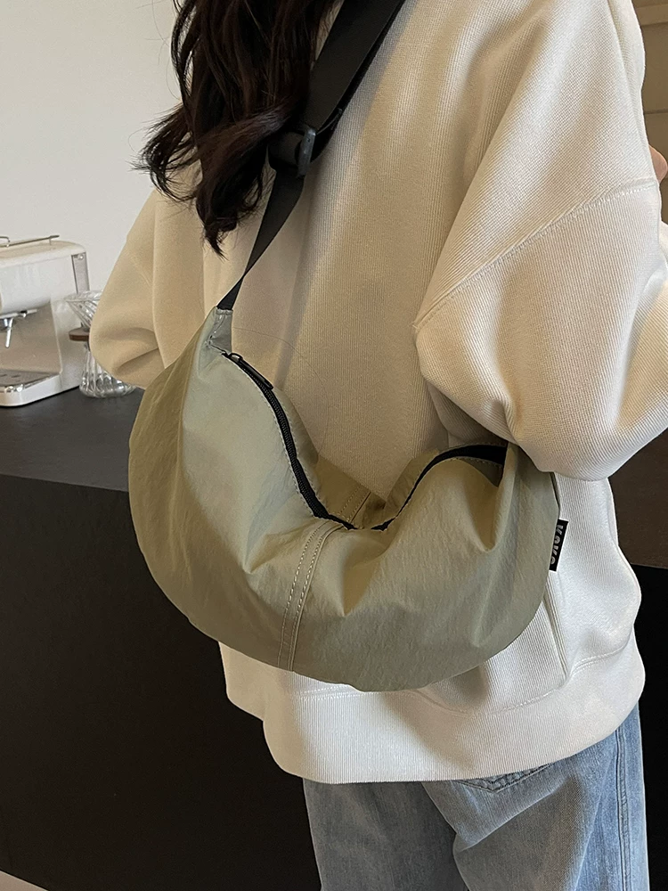Túi vải bố cỡ lớn dành cho nữ, mẫu mới thời trang thu đông 2025, thiết kế độc đáo đeo chéo một bên vai, túi bánh bao đi làm.
