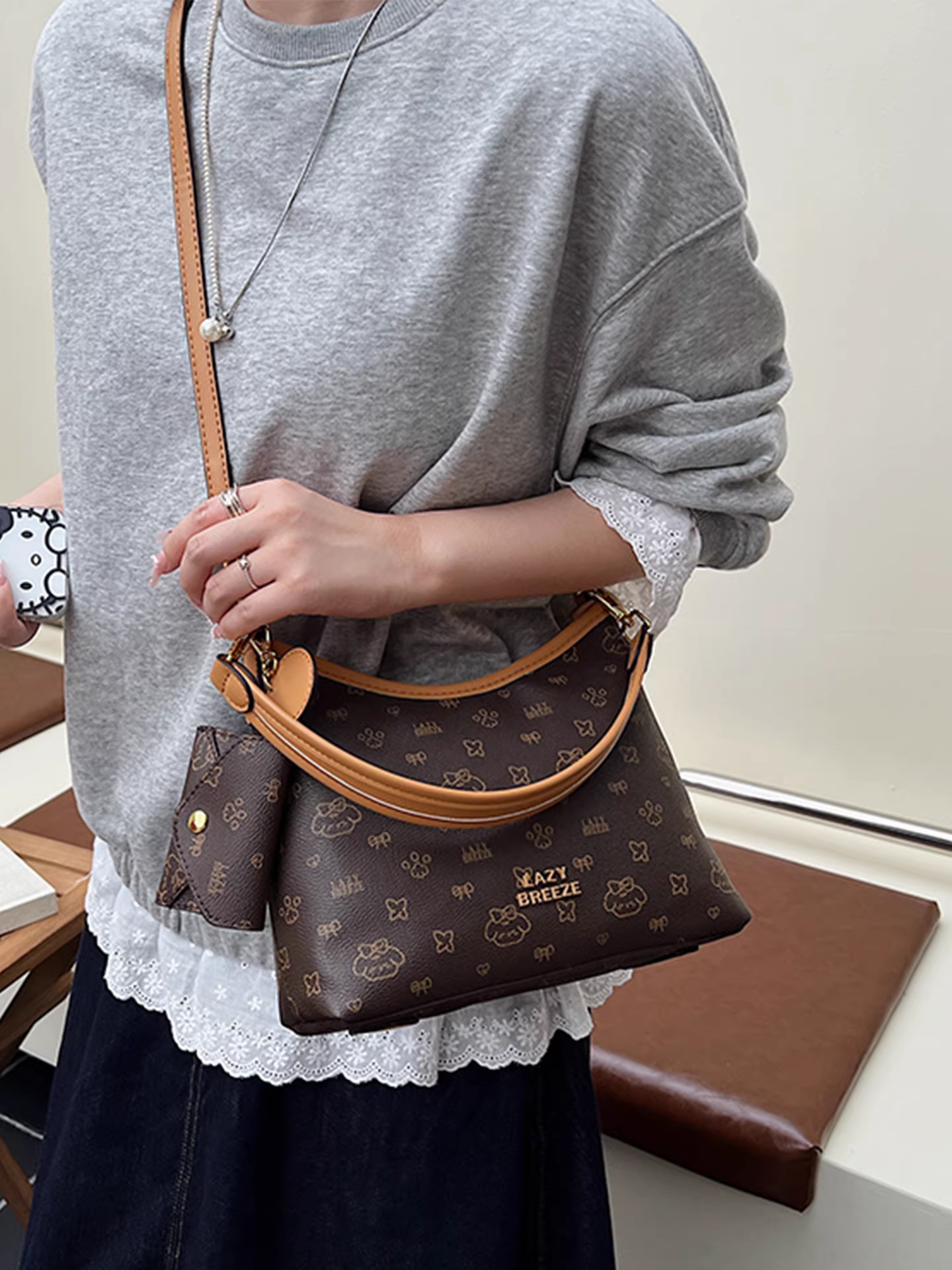 Túi xách nữ dung tích lớn, mẫu mới mùa hè 2025, túi đeo chéo đa năng, phong cách Hàn Quốc đang thịnh hành năm nay.