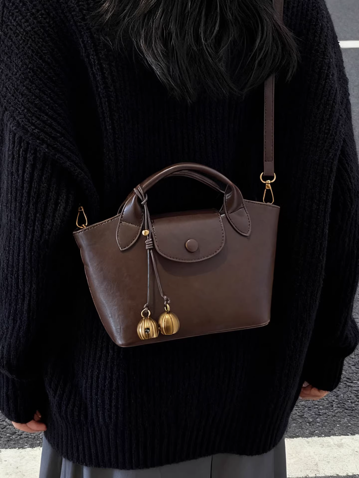 Những mẫu túi thời thượng được ưa chuộng năm nay dành cho nữ mùa thu đông 2025: túi đeo chéo đa năng phong cách vintage, túi tote, túi bucket cá tính.