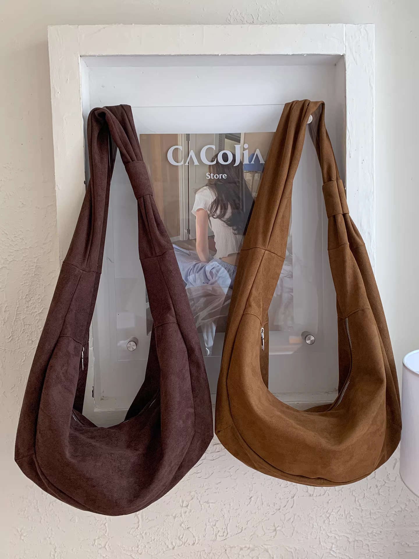 Túi da lộn nữ, dung tích lớn, thiết kế độc đáo thu đông 2025, túi đeo chéo một bên vai, túi bánh bao cổ điển.