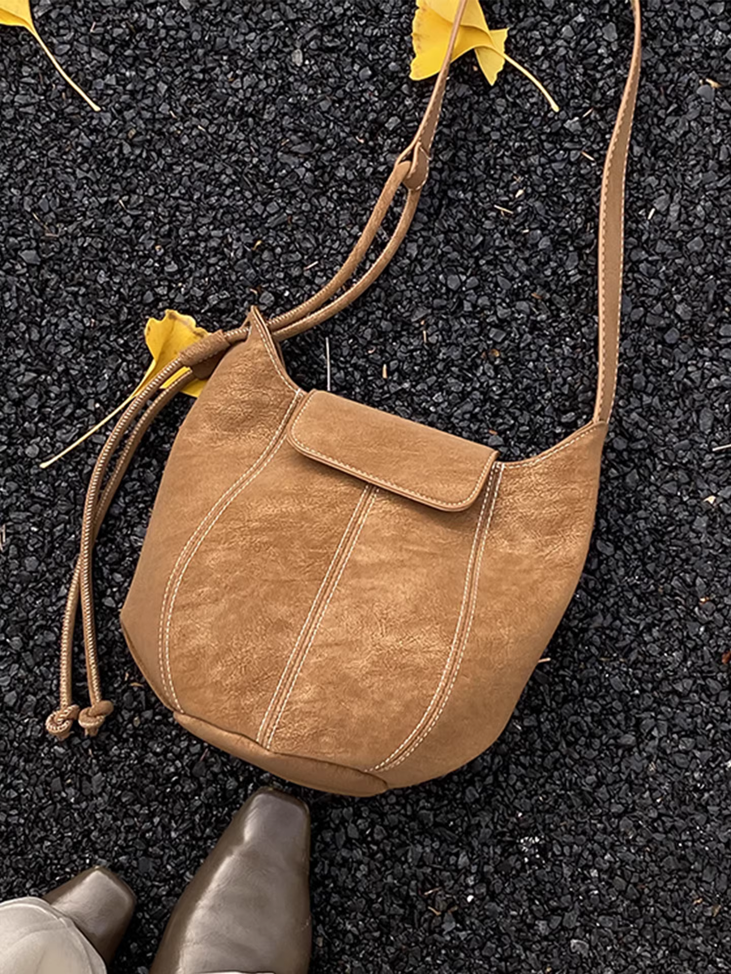 Những chiếc túi nhỏ phổ biến dành cho nữ năm nay, túi đeo chéo một bên vai kiểu retro mới mùa thu đông 2025, túi xô thiết kế độc đáo