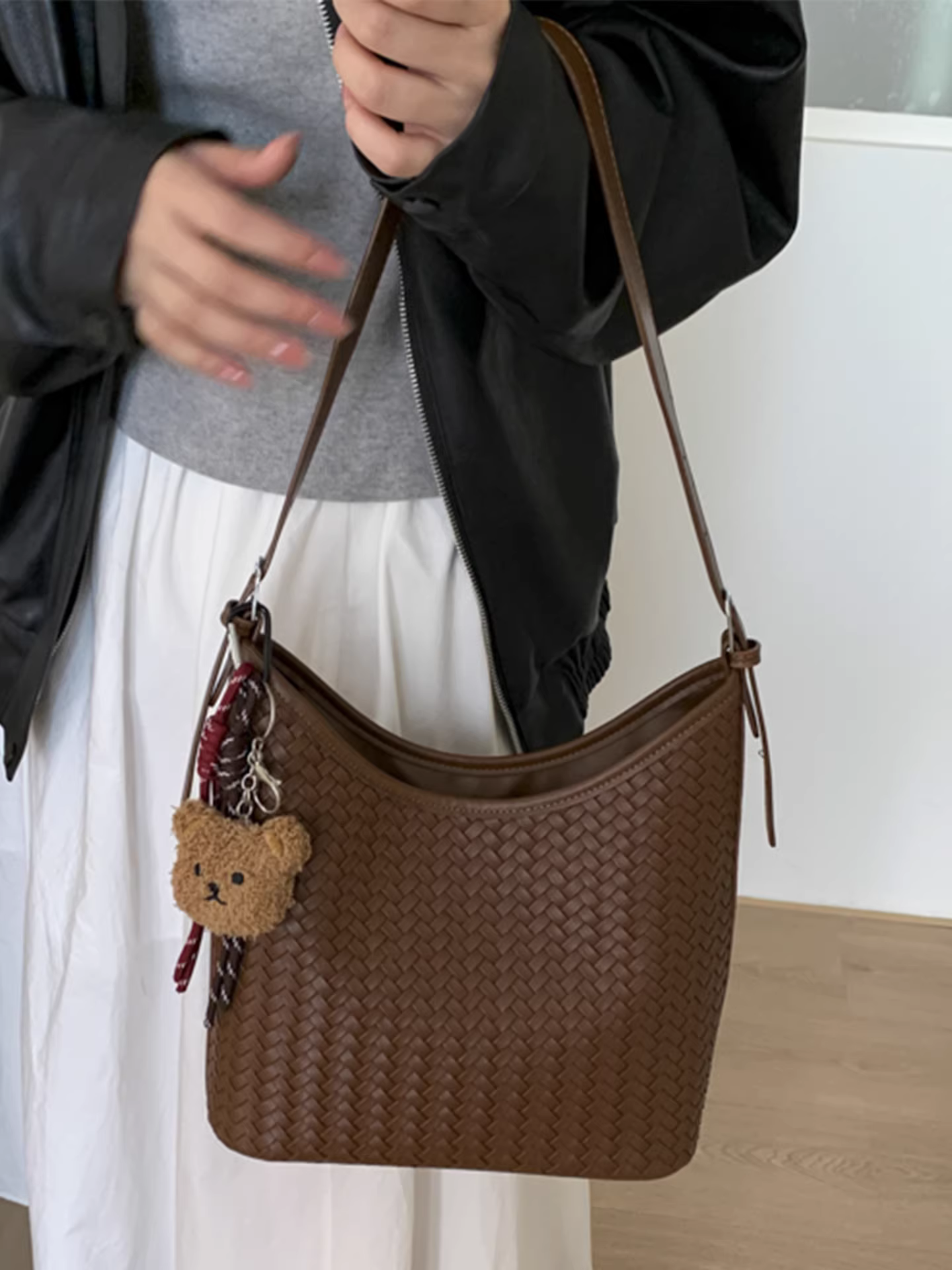 Túi xách nữ thời thượng năm nay, dung tích lớn, mẫu mới thu đông 2025, kiểu dáng retro, đeo vai, đeo chéo, dạng xô