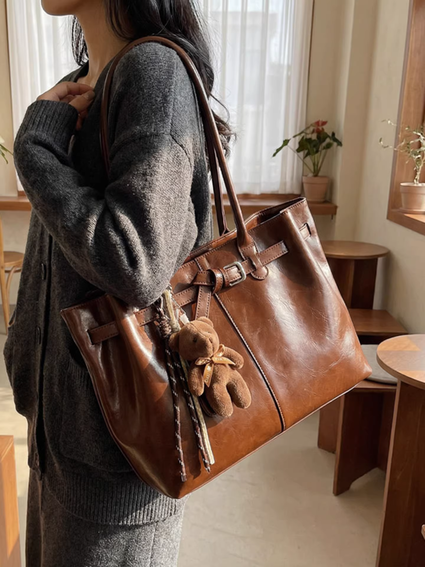 Những chiếc túi có họa tiết đang thịnh hành năm nay dành cho nữ, sức chứa lớn, túi đeo vai đa năng theo phong cách retro mùa thu đông 2025, túi tote đi làm.