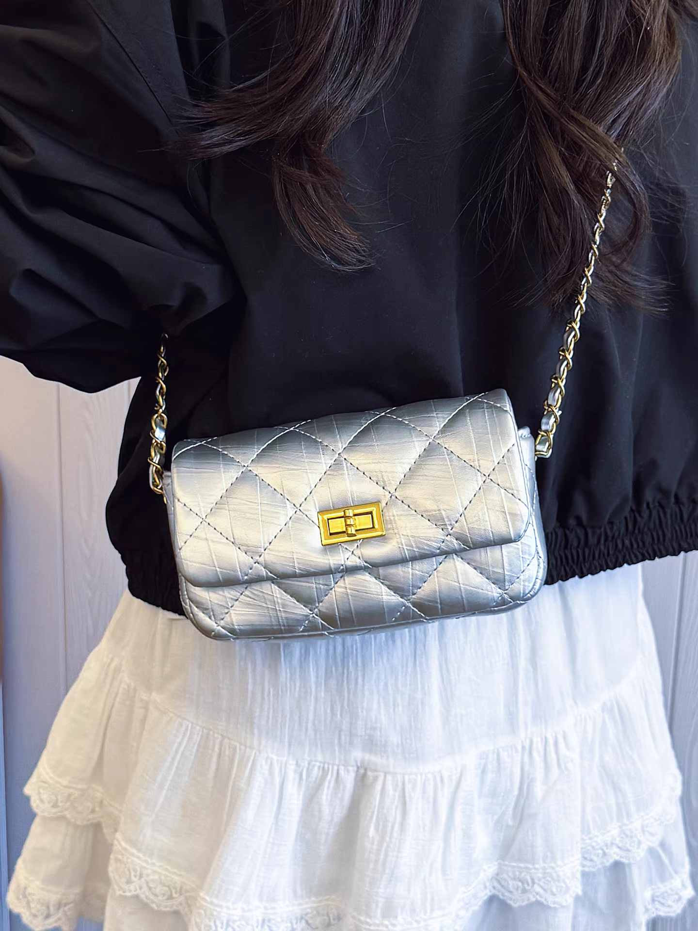 Túi đeo chéo nữ kiểu dây xích kim cương, đa năng cho mùa hè 2025, kiểu dáng mới thời thượng và cao cấp, túi đeo chéo một bên vai sành điệu, túi vuông nhỏ.