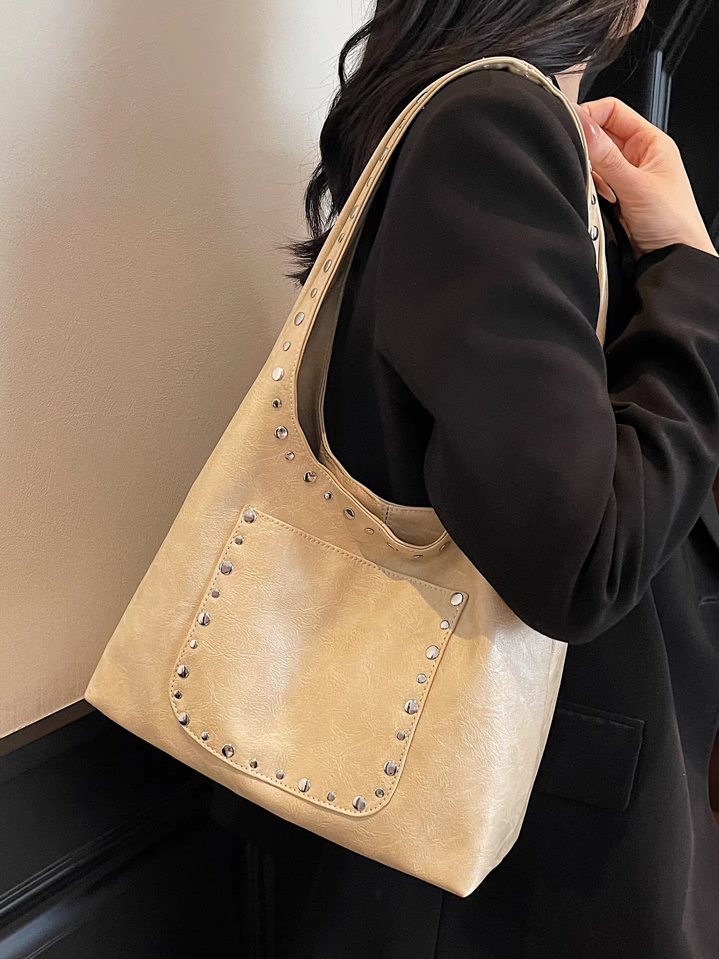 Túi đeo chéo nữ retro, dung tích lớn, mẫu mới hè 2025, đa năng, có đinh tán, thích hợp đi làm và đi chơi