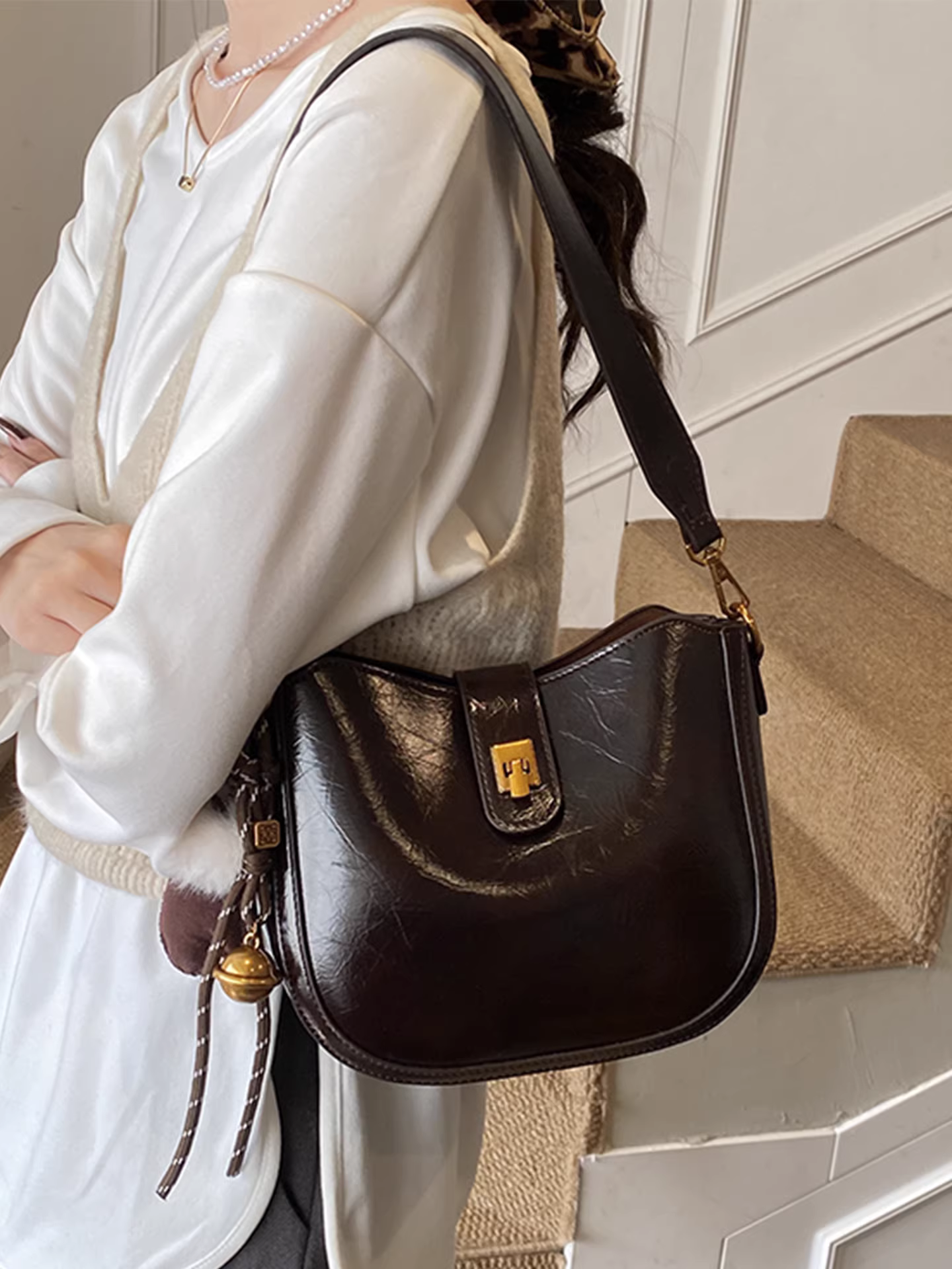 Túi nhỏ thời thượng dành cho nữ mùa thu đông năm nay, túi đeo chéo mờ kiểu retro mới 2025, túi bucket phong cách Hàn Quốc