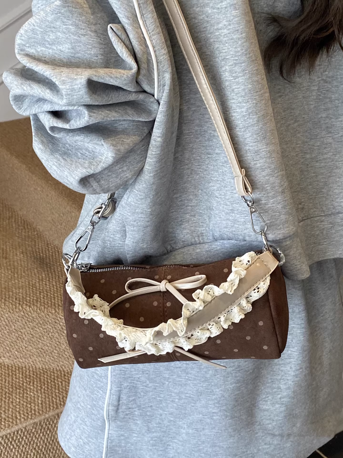 Túi xách thiết kế độc đáo dành cho nữ 2025, mẫu mới thu đông, phong cách retro, đeo chéo một bên vai, túi chấm bi mờ, túi hình trụ