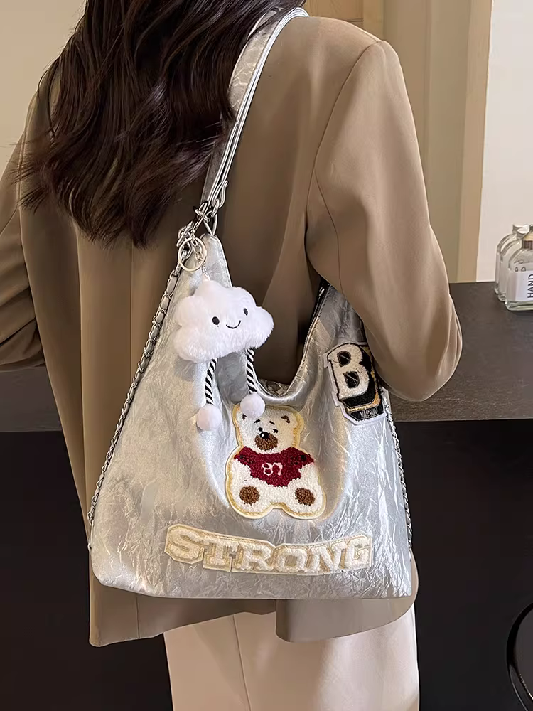 Ba lô nữ thiết kế độc đáo, túi đeo chéo hình gấu, mẫu túi mới 2025, túi đeo dây xích dành cho học sinh.