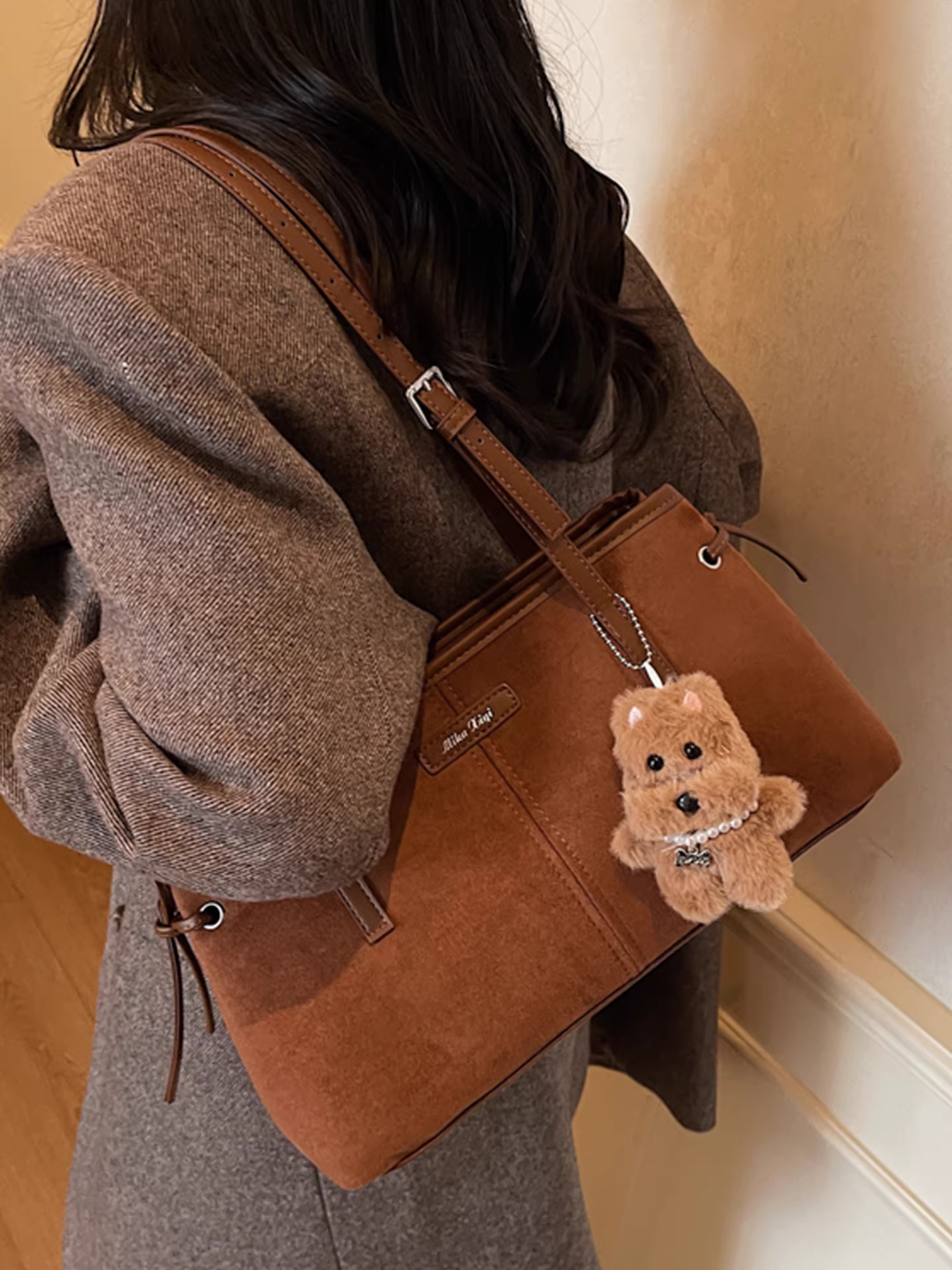 Túi xách nữ cỡ lớn, thiết kế độc đáo mùa thu đông 2025, chất liệu mờ kiểu retro, đeo vai/nách, túi tote đi làm