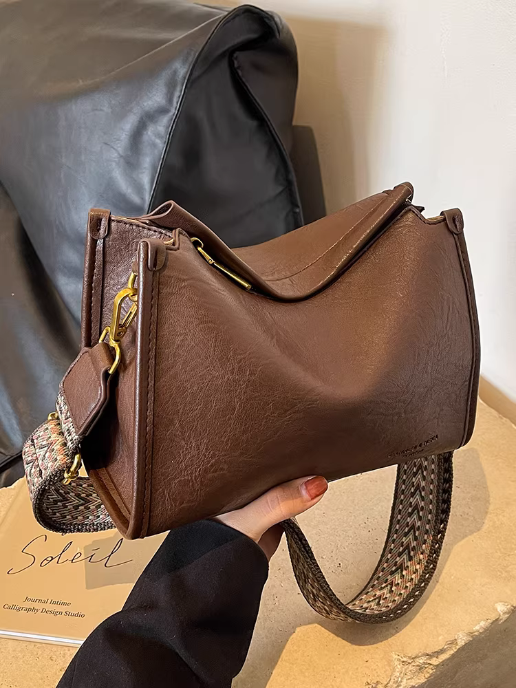 Những chiếc túi nhỏ phổ biến năm nay dành cho nữ rất đa năng trong mùa thu đông. Túi đeo chéo kiểu gối thời trang retro dây đeo rộng mới năm 2025.