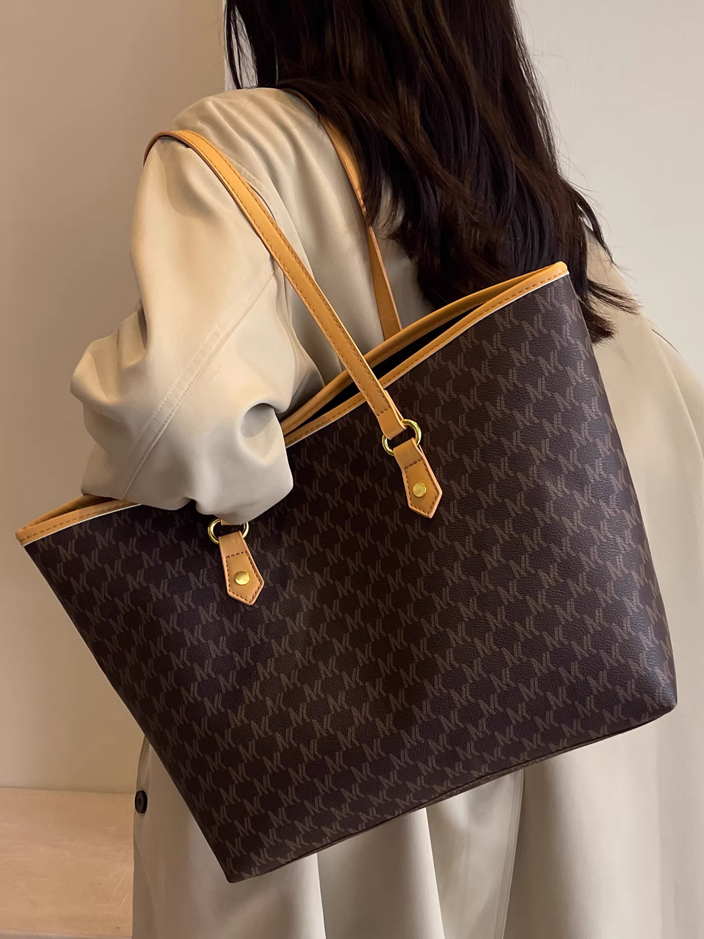 Túi xách nữ dung tích lớn, đa năng cho mùa thu đông, túi đeo vai mới năm 2025, hợp thời trang năm nay, túi tote đi làm chất liệu có vân.