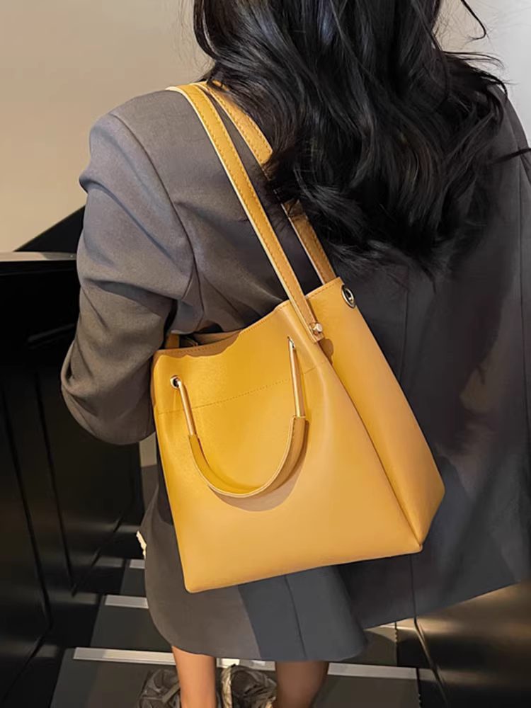 Những mẫu túi nhỏ phổ biến dành cho nữ năm nay, mẫu mới xuân hè 2025, thiết kế độc đáo, túi đeo chéo đơn giản, túi xách dạng xô.