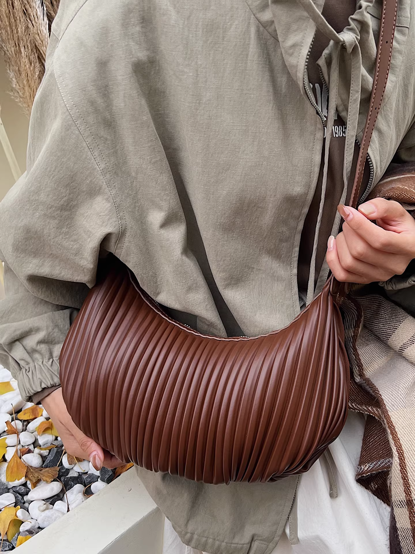 Túi xếp ly nữ, dung tích lớn, thiết kế độc đáo thu đông 2025, túi đeo chéo retro, túi đeo vai/nách kiểu bánh bao.