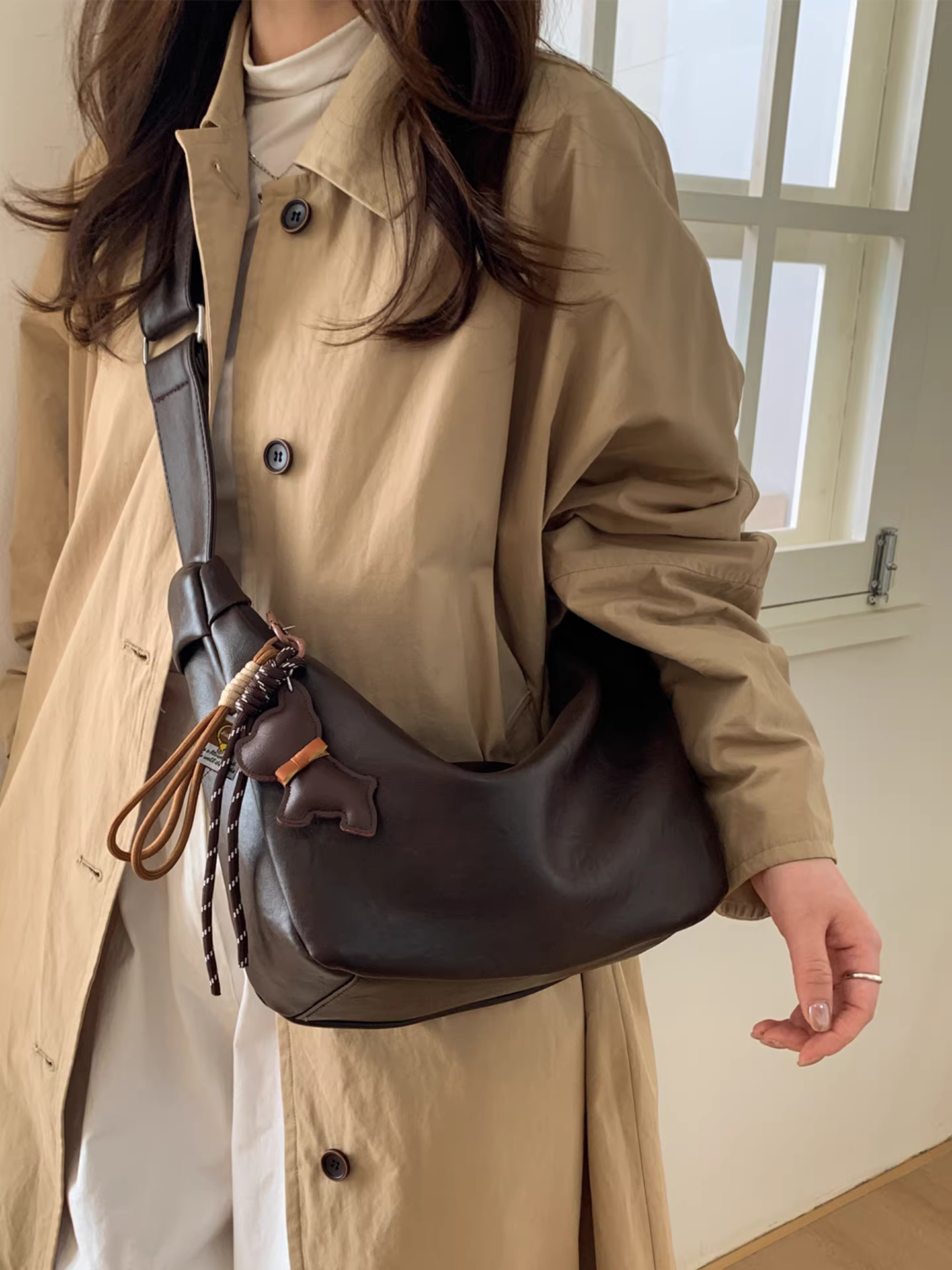 Túi xách nữ cỡ lớn, mẫu mới thu đông 2025, thiết kế độc đáo cổ điển, đeo chéo một bên vai, kiểu xếp ly, túi bánh bao đi làm.