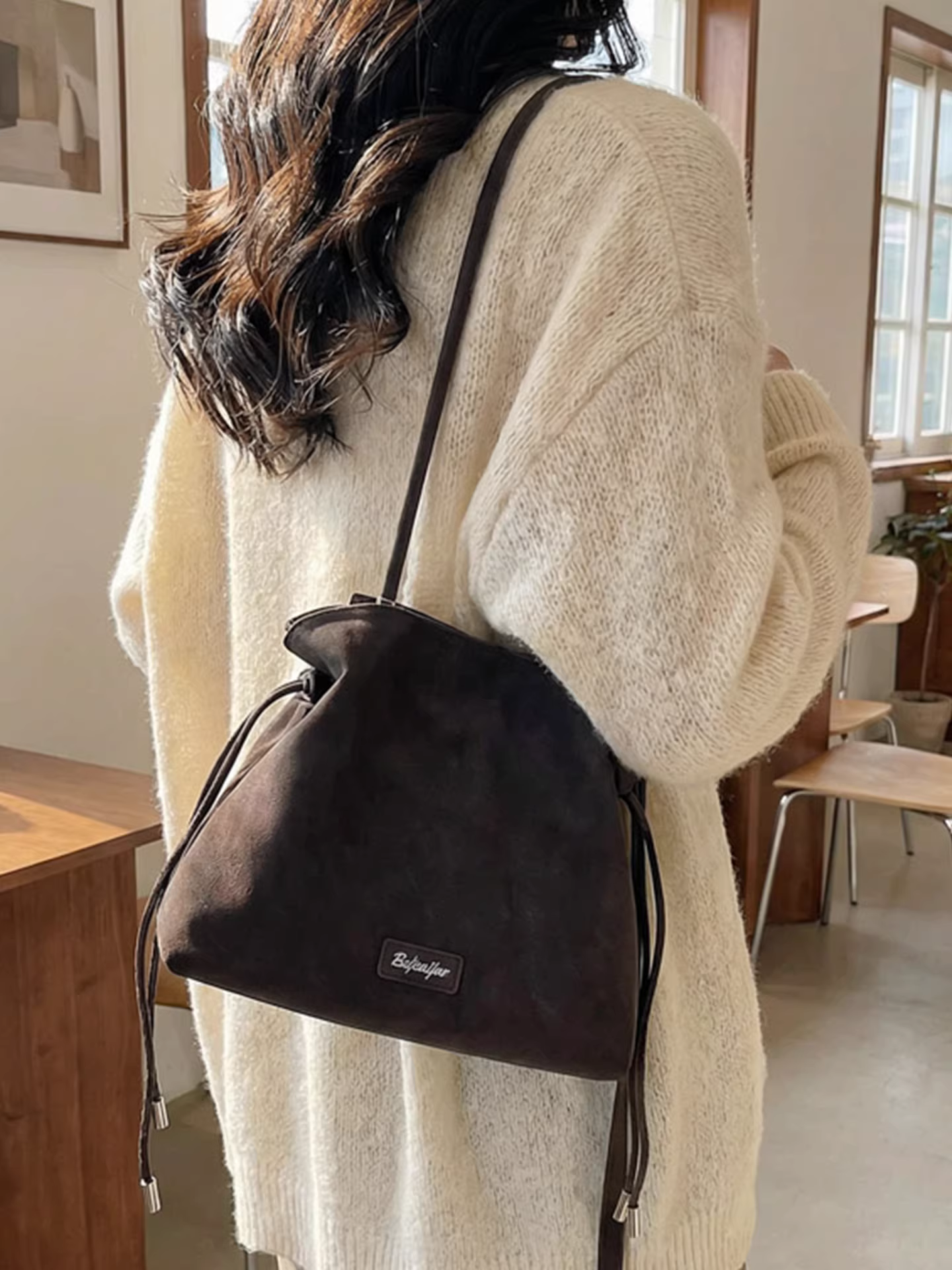 Những mẫu túi thời thượng được ưa chuộng năm nay dành cho nữ mùa thu đông 2025: túi đeo chéo dây rút cổ điển, túi đeo vai kiểu xô đơn giản.