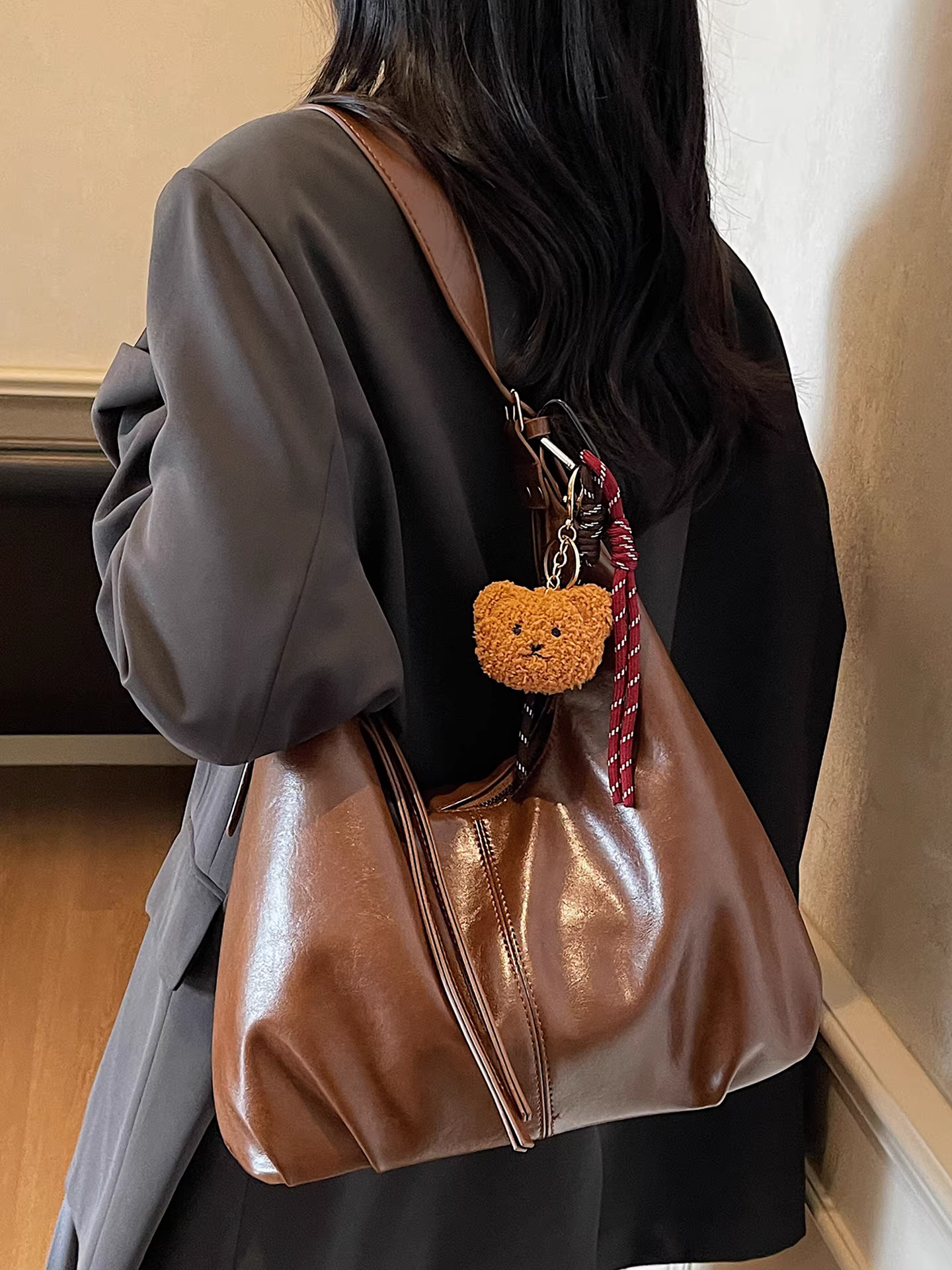 Túi xách nữ cỡ lớn dành cho mùa thu đông, thiết kế độc đáo mới năm 2025, kiểu dáng vintage, túi đeo chéo xếp ly, túi bánh bao đi làm.