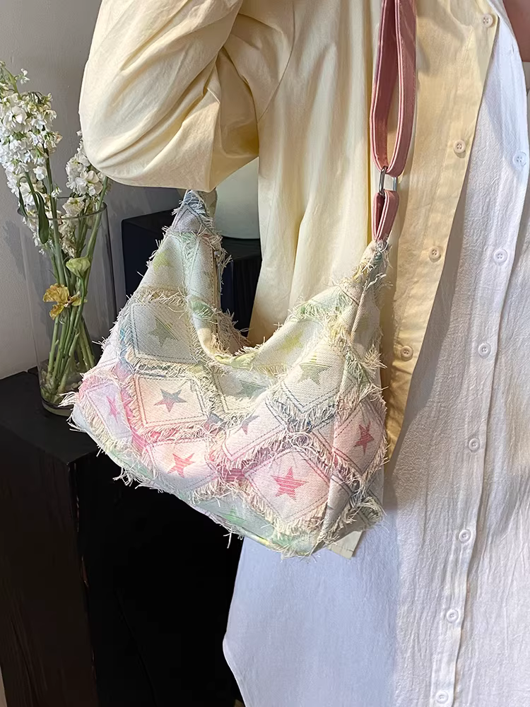 Túi vải denim nữ đeo chéo mẫu mới thu đông 2025 màu hồng, thiết kế độc đáo cao cấp, phong cách giản dị