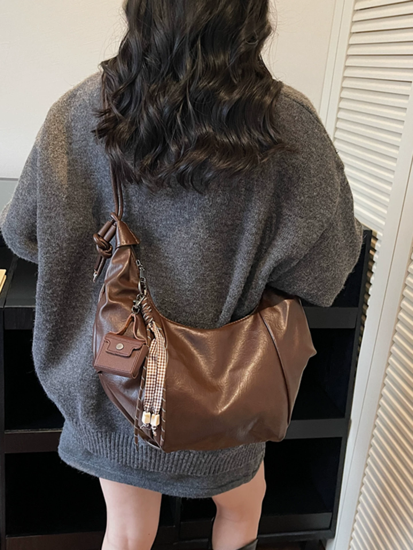 Túi xách thiết kế độc đáo dành cho nữ, dung tích lớn, mẫu mới thu đông 2025, kiểu dáng retro xếp ly, đeo chéo vai, túi bánh bao đi làm.