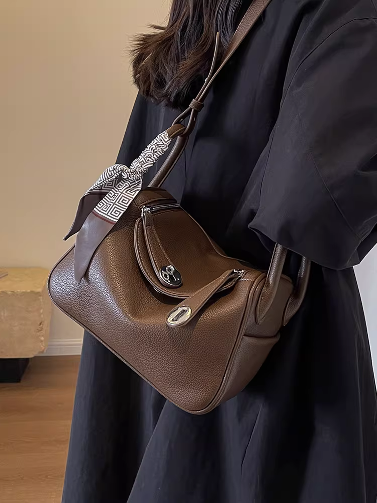 Túi xách nữ cao cấp chất liệu cao cấp thời trang thu đông 2025, đeo chéo một bên vai, dung tích lớn, thiết kế độc đáo, kiểu dáng túi gối