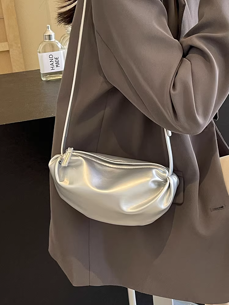 Túi xách bạc nữ thiết kế mới 2025, túi đeo chéo thời trang độc đáo, kiểu dáng hot thịnh hành năm nay, túi mây xếp ly