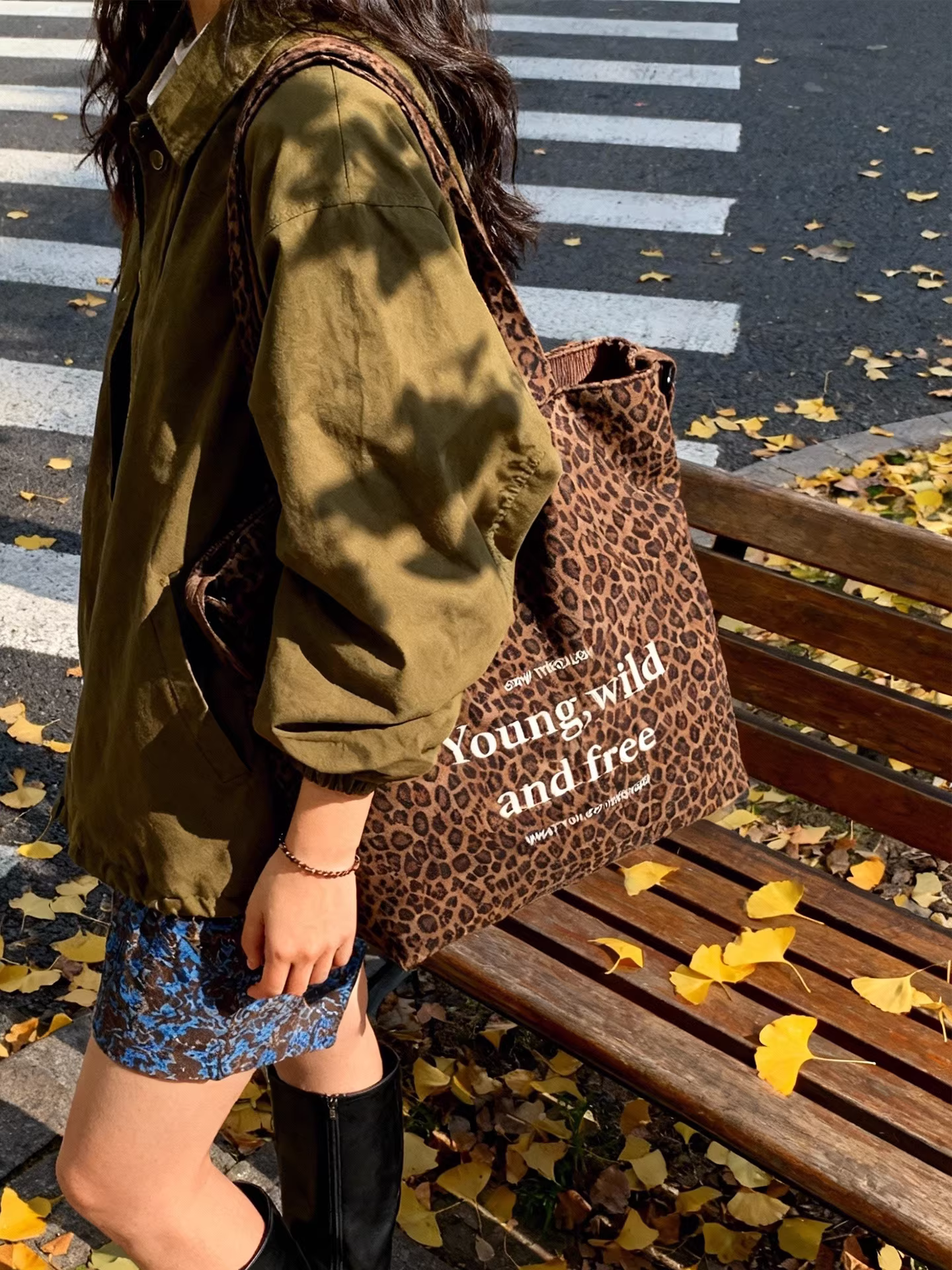 Túi da in họa tiết báo dành cho nữ, dung tích lớn, mẫu mới thu đông 2025, túi đeo chéo đa năng, túi tote học sinh, phong cách giản dị