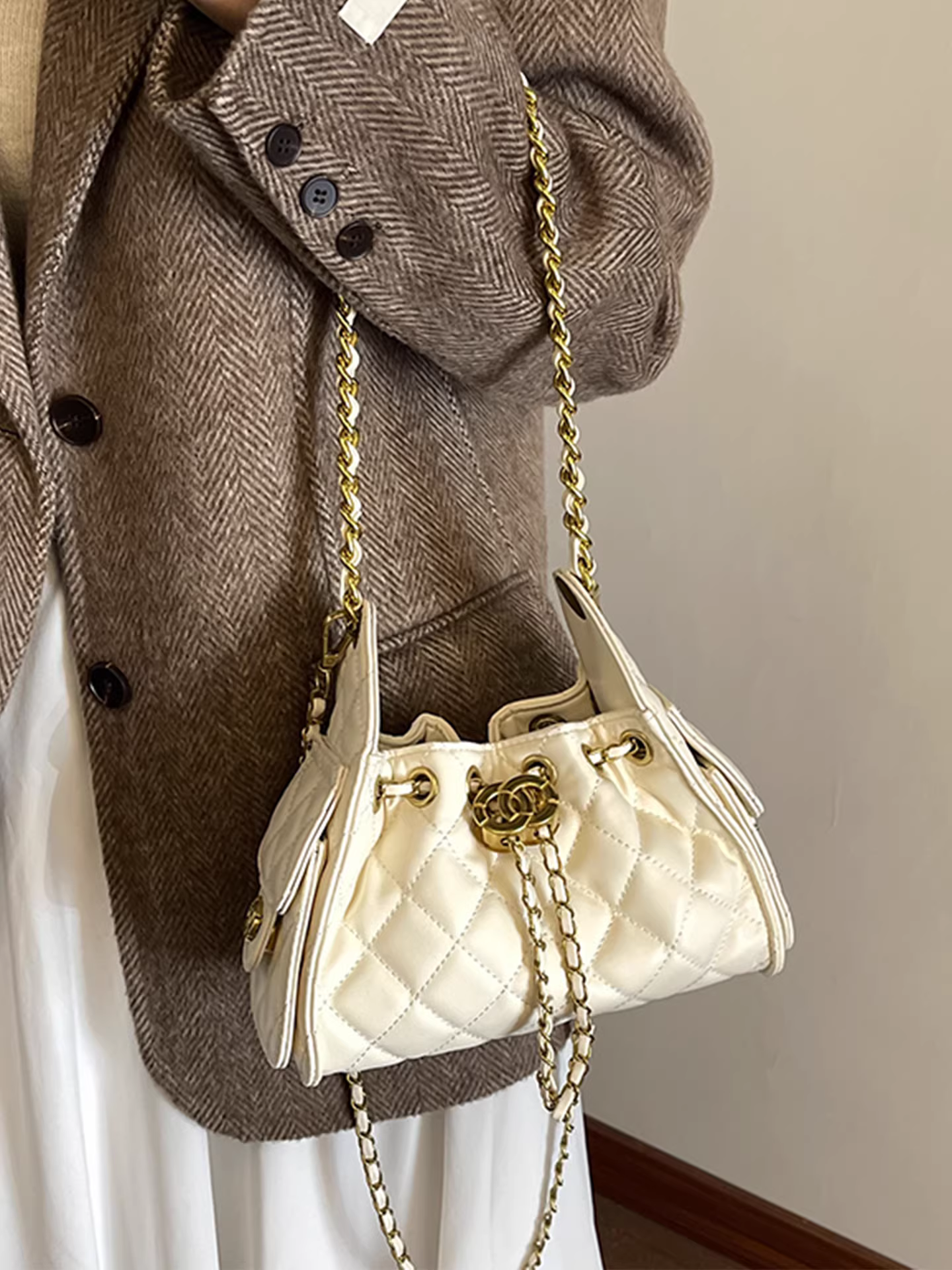 Túi xách nữ cao cấp, phong cách retro thu đông 2025, túi đeo chéo phối dây xích mới, túi bucket xếp ly đang thịnh hành