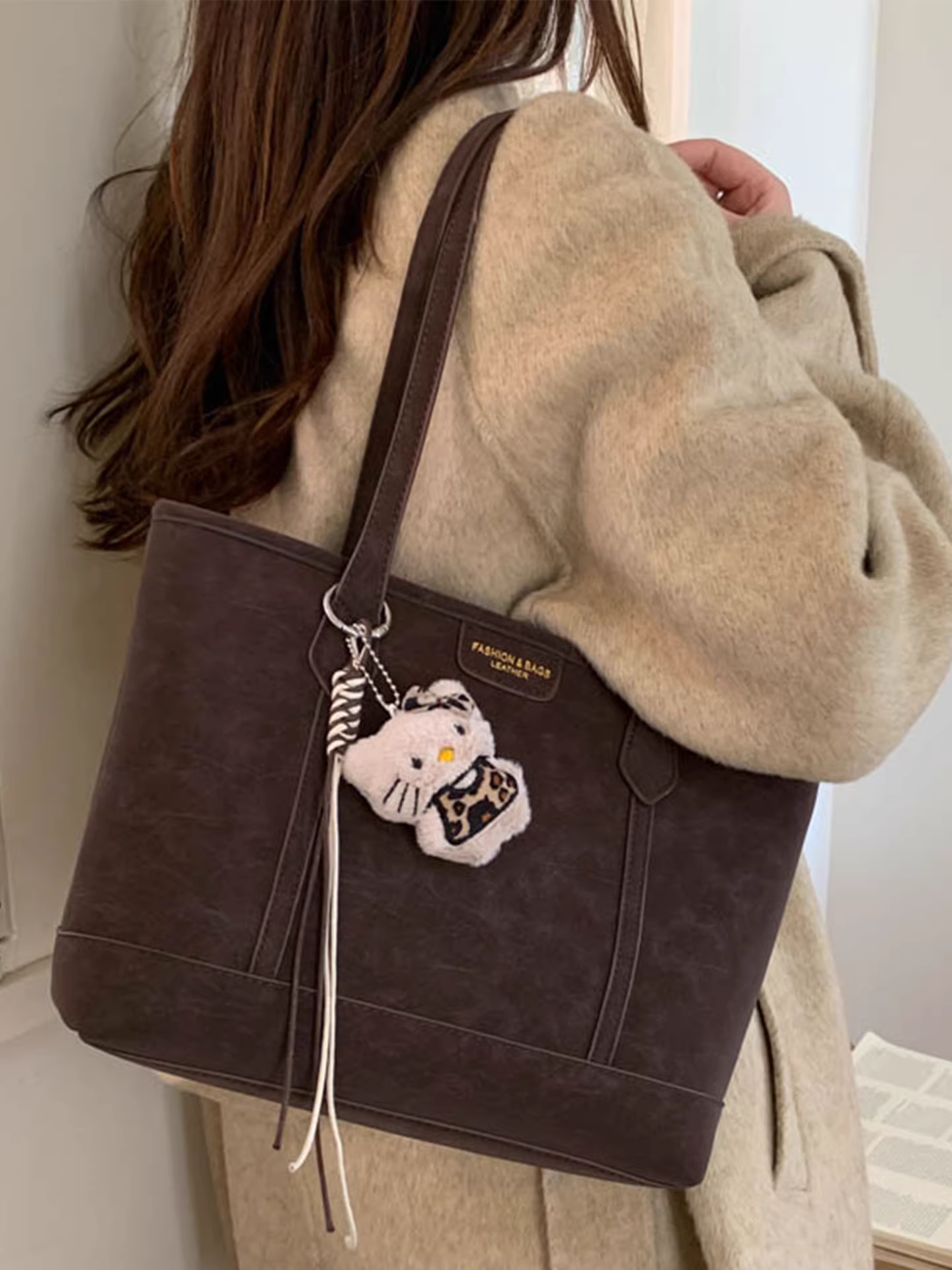 Những chiếc túi retro phổ biến năm nay dành cho nữ là những chiếc túi đeo vai đa năng, dung tích lớn, kiểu dáng mới thu đông 2025, thích hợp cho việc đi làm thường ngày.