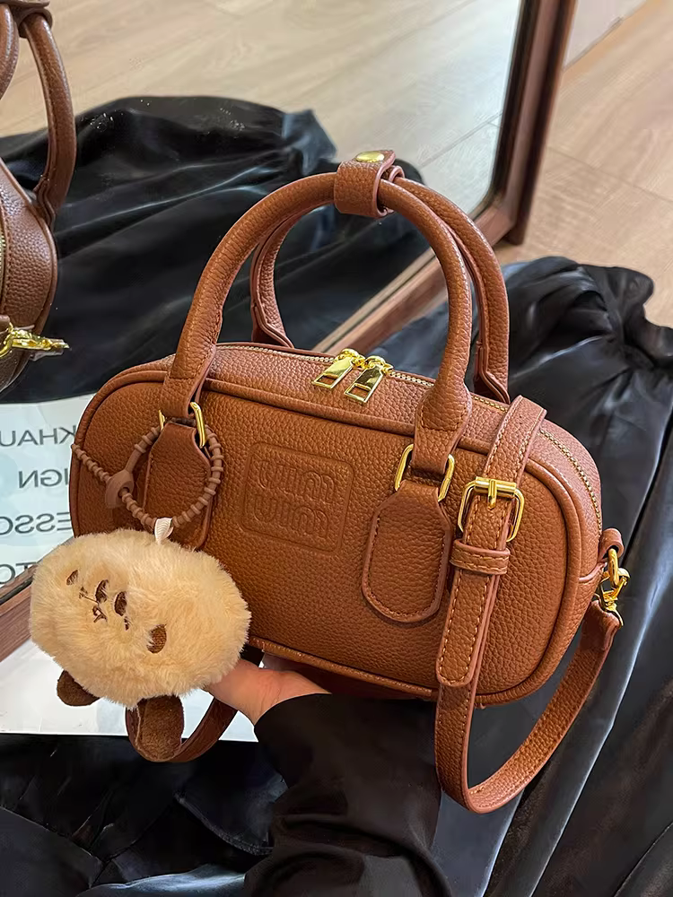 Túi nhỏ siêu hot dành cho nữ, đa năng cho mùa thu đông 2025, túi bowling đeo chéo retro mới, túi xách nữ đi làm.