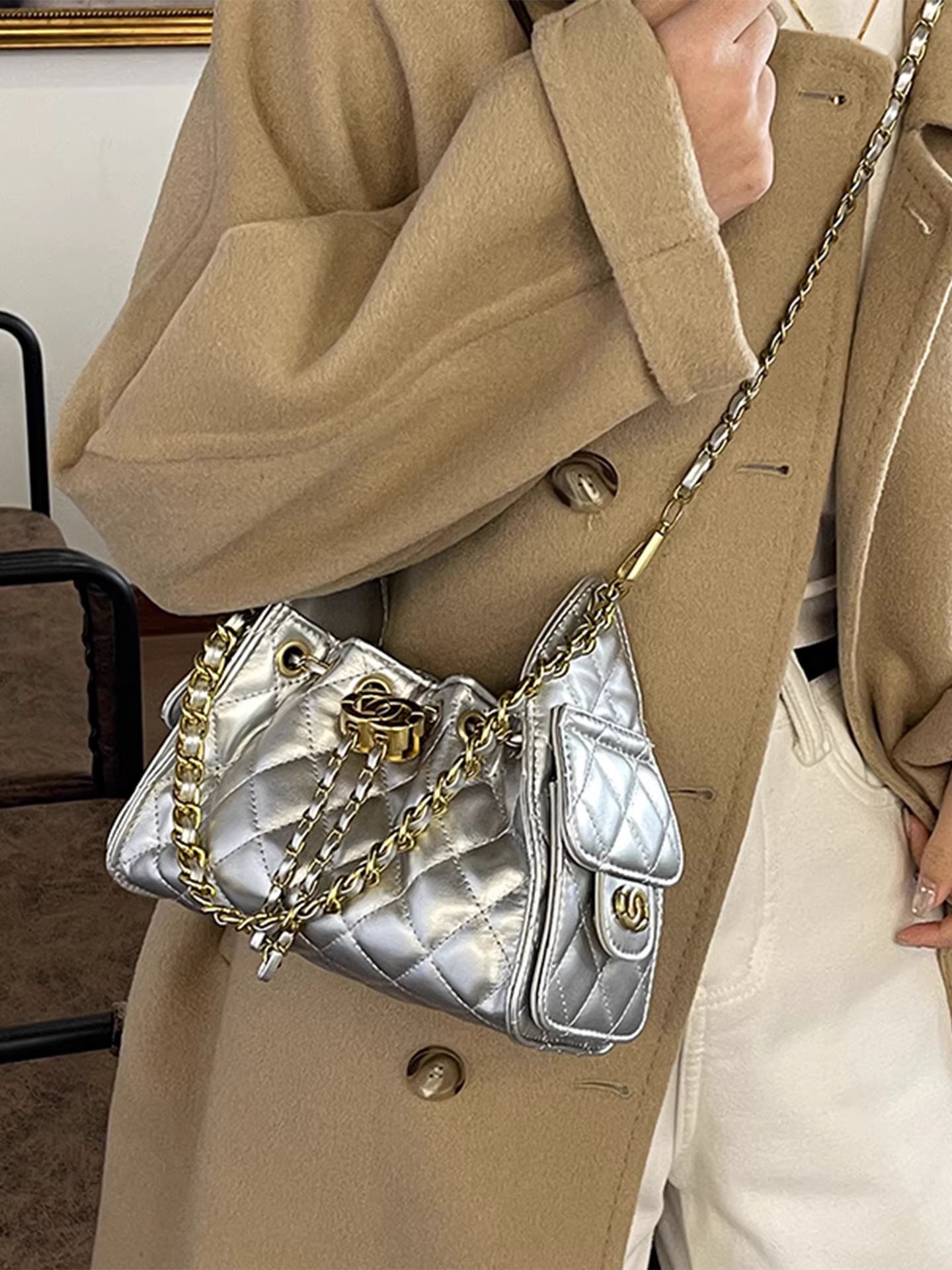 Túi xách nữ cao cấp, phong cách retro thu đông 2025, túi đeo chéo phối dây xích mới, túi bucket xếp ly đang thịnh hành