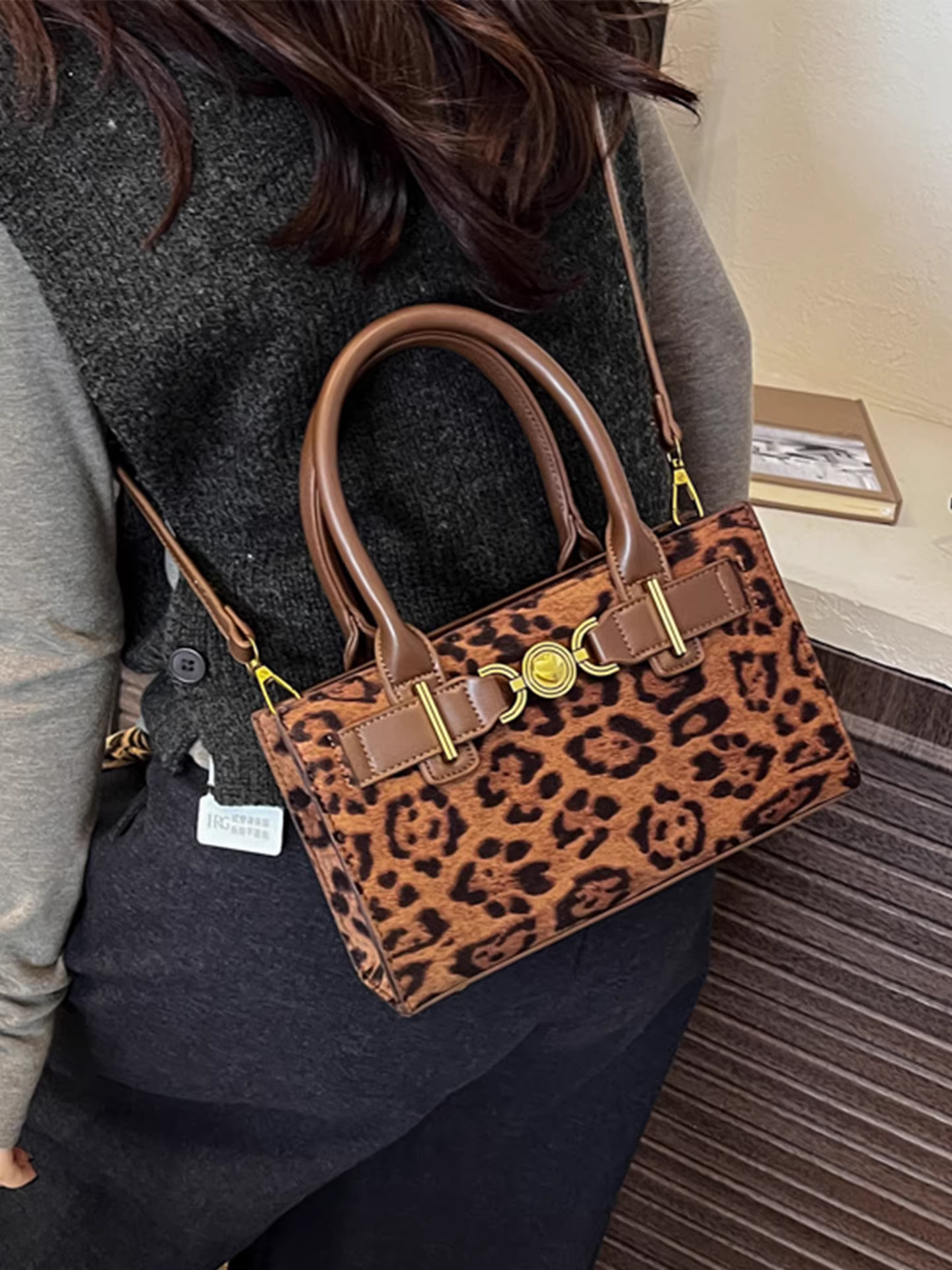 Túi đeo chéo da lộn họa tiết báo dành cho nữ, mẫu mới thu đông 2025, thiết kế cá tính, túi vuông nhỏ cao cấp