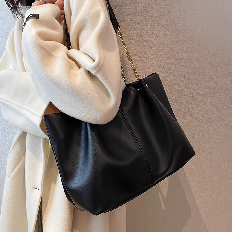 Những mẫu túi xách nữ được ưa chuộng năm nay là túi đeo vai dây xích thời trang thu đông 2025, dung tích lớn, túi tote xếp ly đi làm.