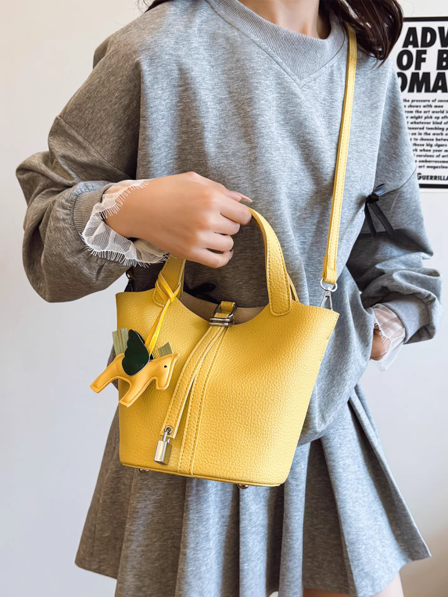 Túi nhỏ mùa hè 2025 dành cho nữ, túi đeo chéo đa năng mới, phong cách Hàn Quốc giản dị, túi đeo vai kiểu xô đang thịnh hành năm nay.